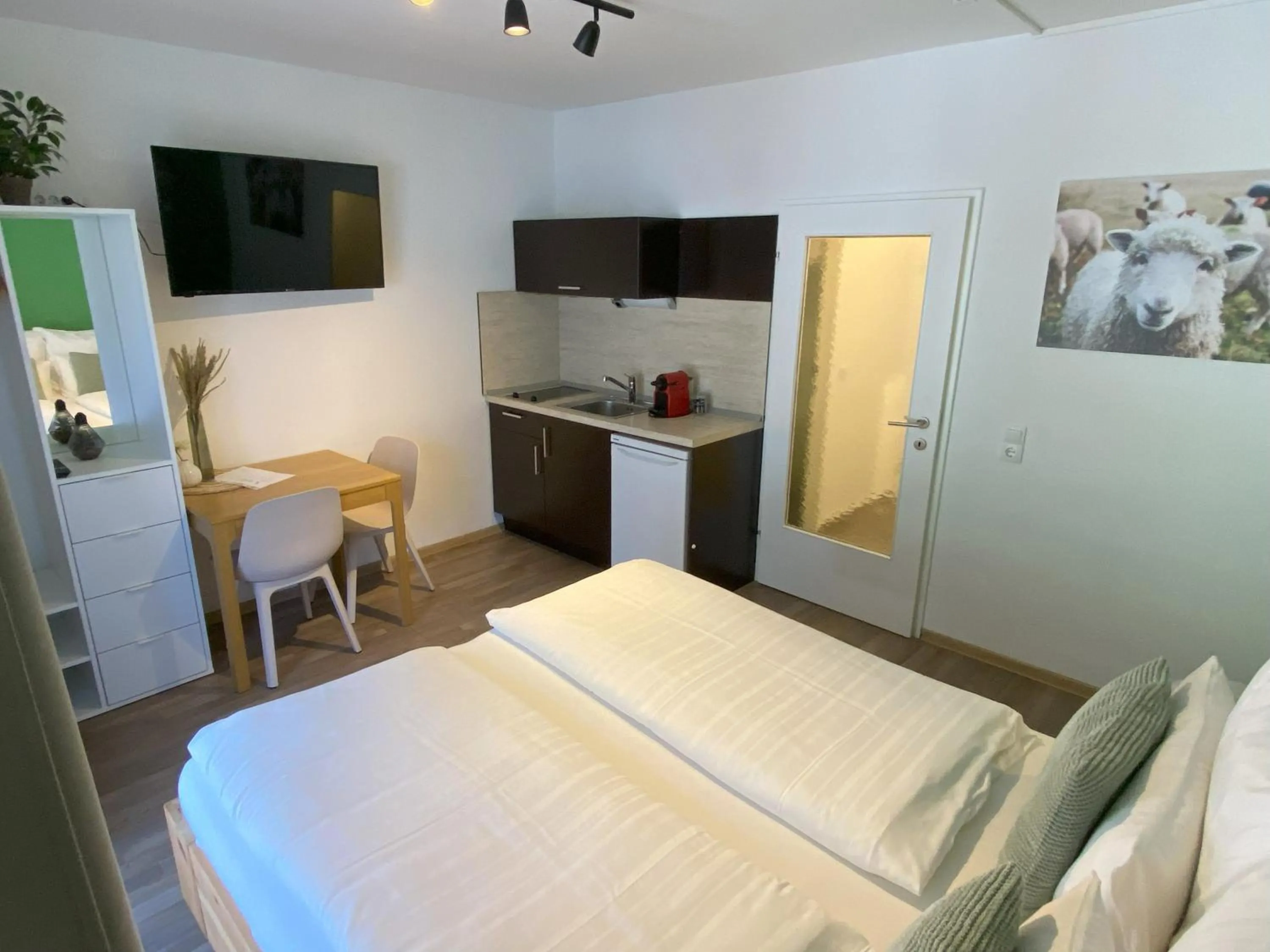 Dining area, Bed in Wolf & Schaf Apartments