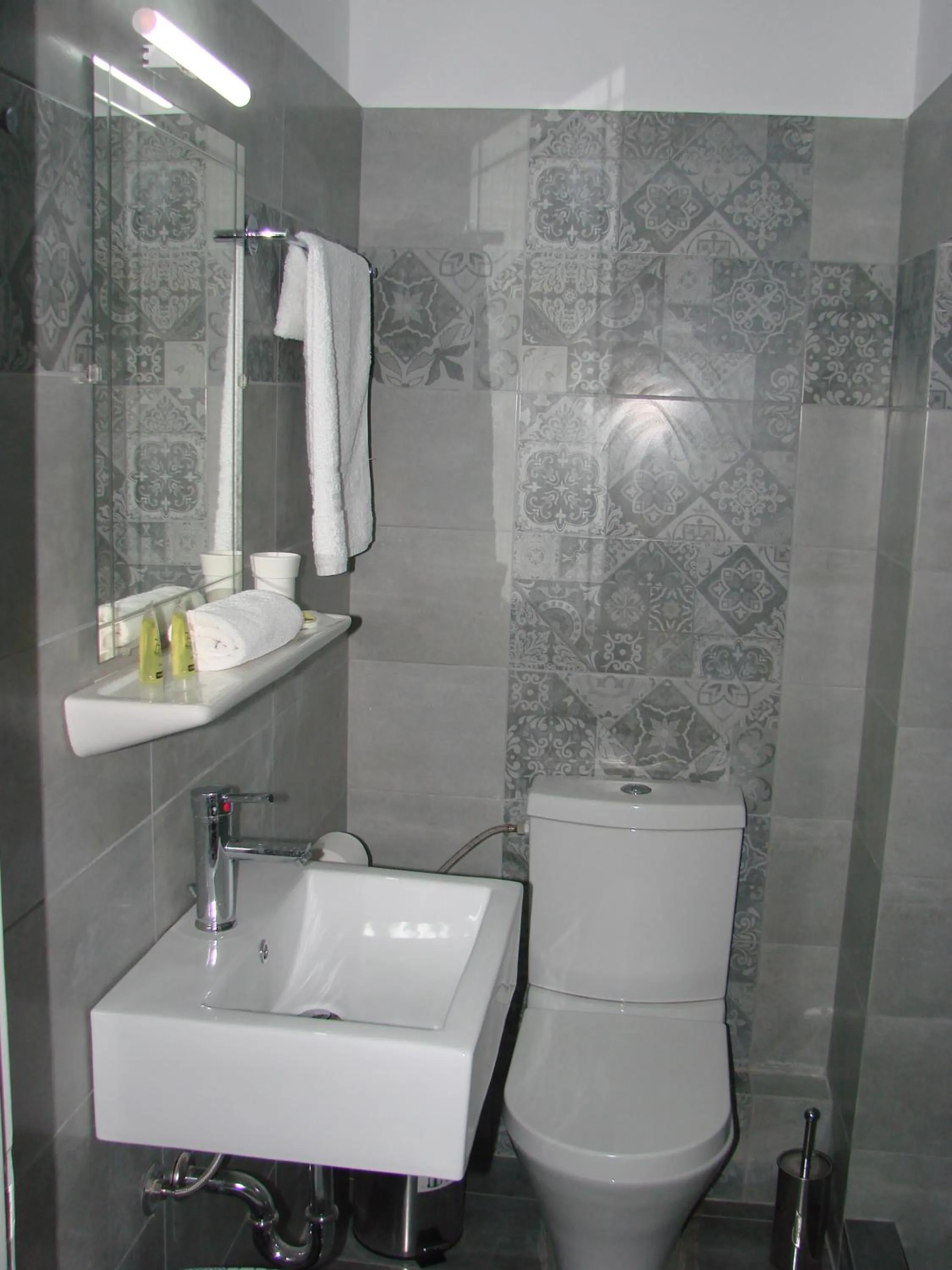 Toilet in Nikolas Hotel