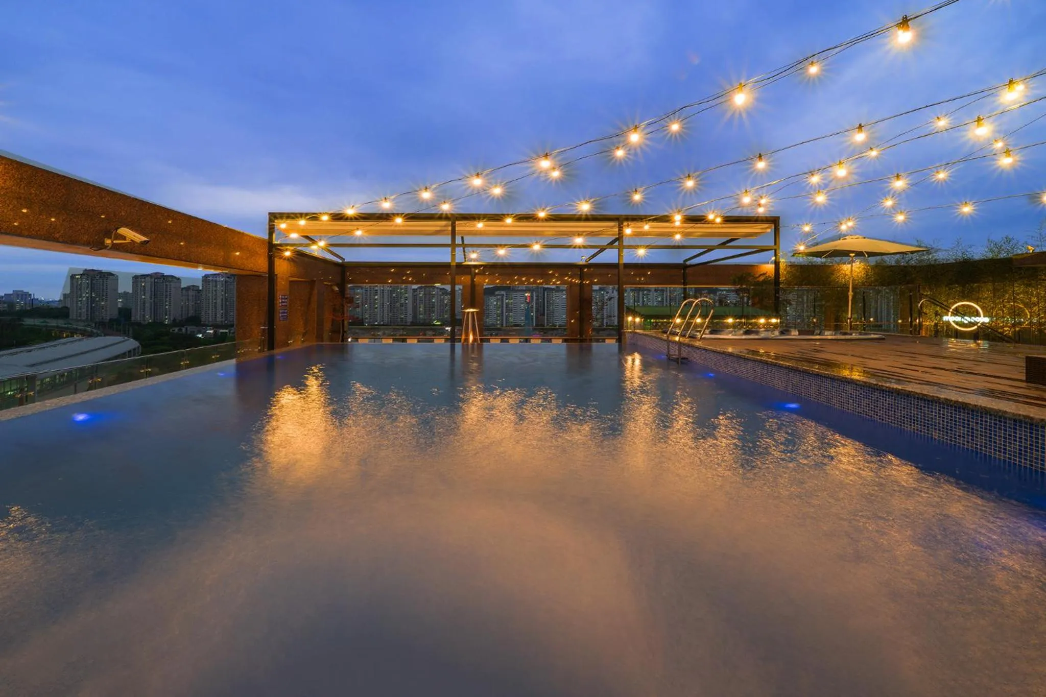 Swimming pool in Park Marine Hotel