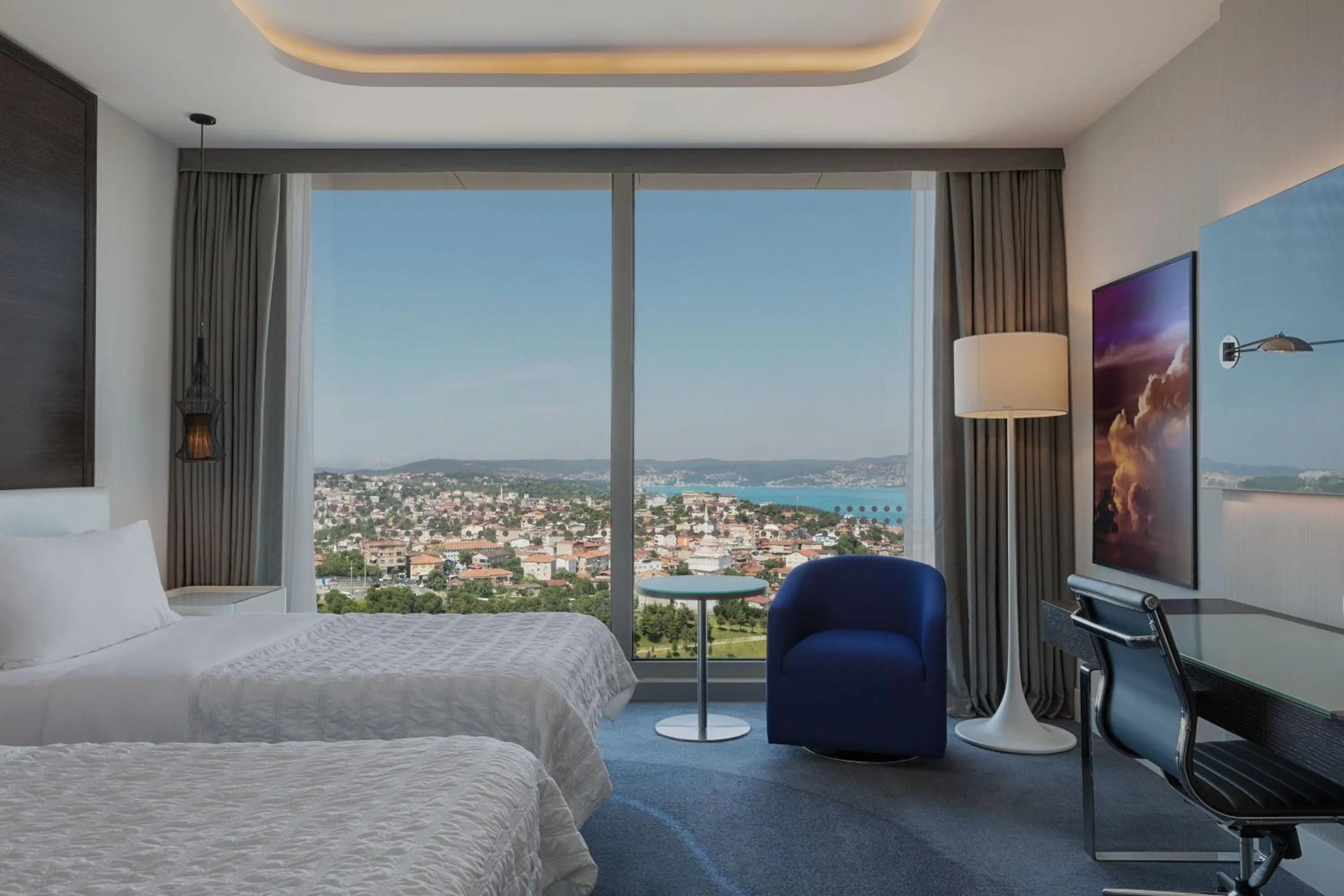 Photo of the whole room, Bed in Le Meridien Istanbul Etiler