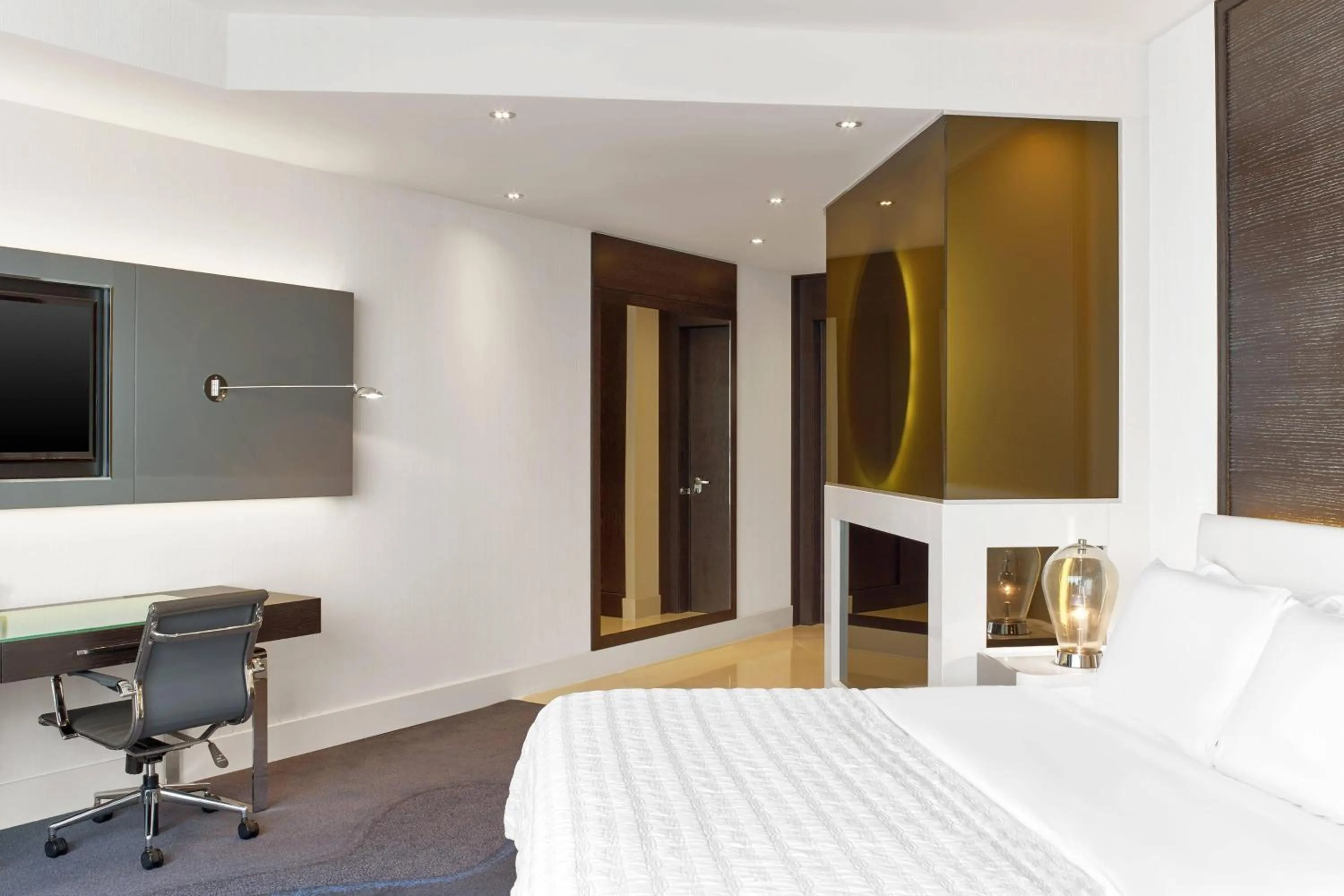 Photo of the whole room, Bed in Le Meridien Istanbul Etiler