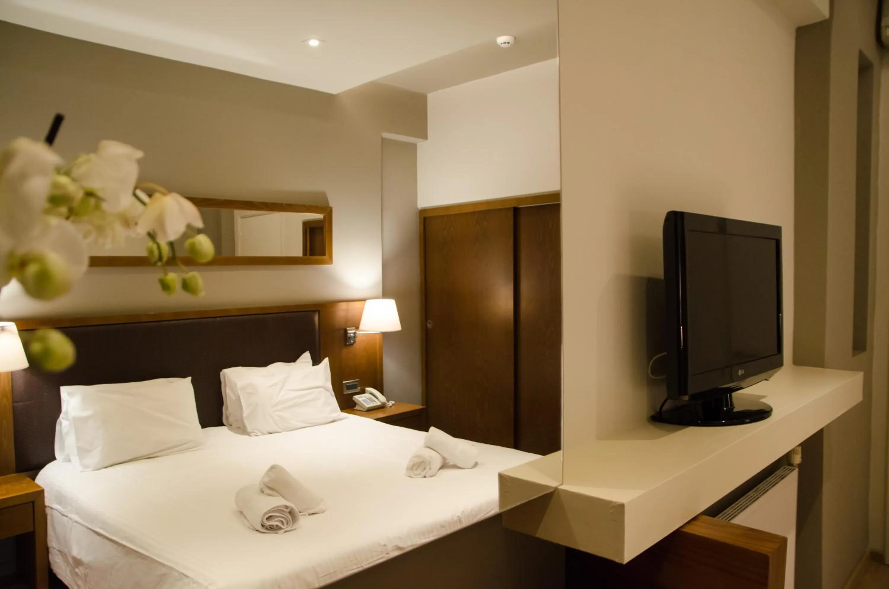 Shower, Bed in Rodon Hotel and Resort