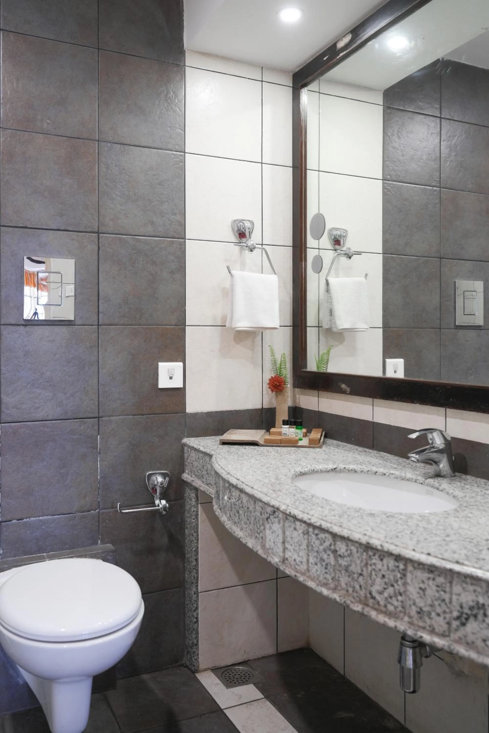 Shower in Eastend Munnar