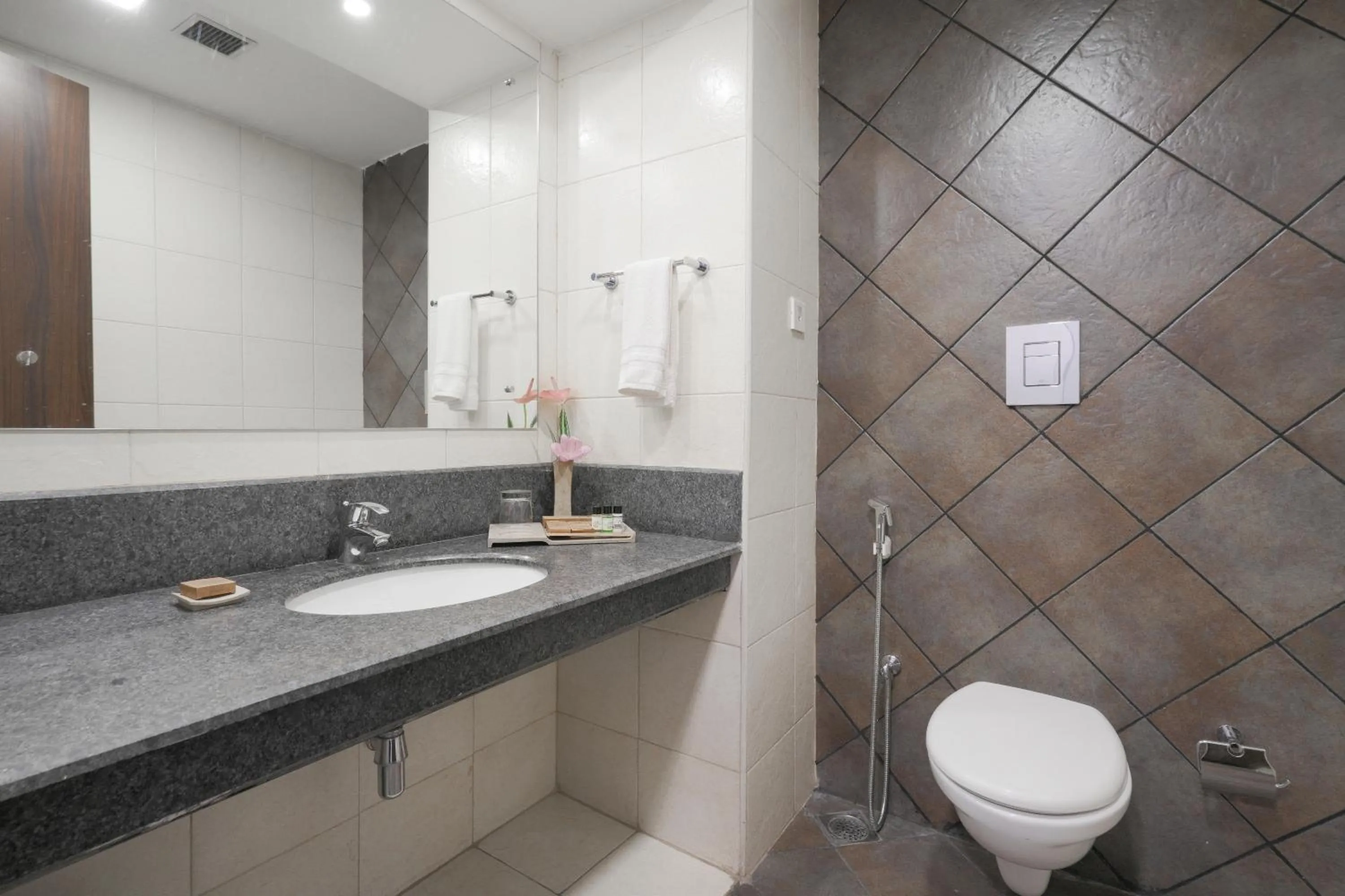 Shower in Eastend Munnar