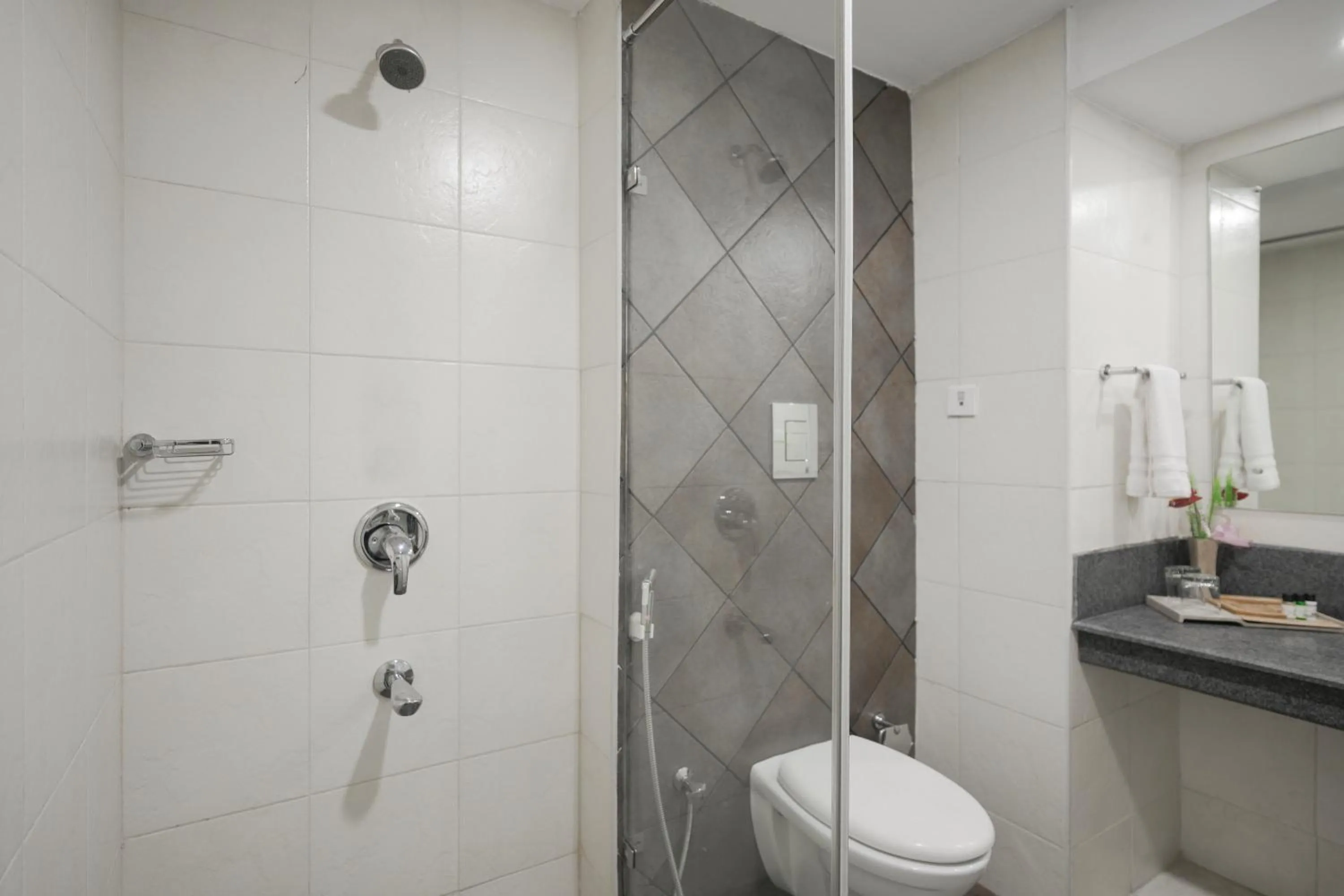 Shower in Eastend Munnar