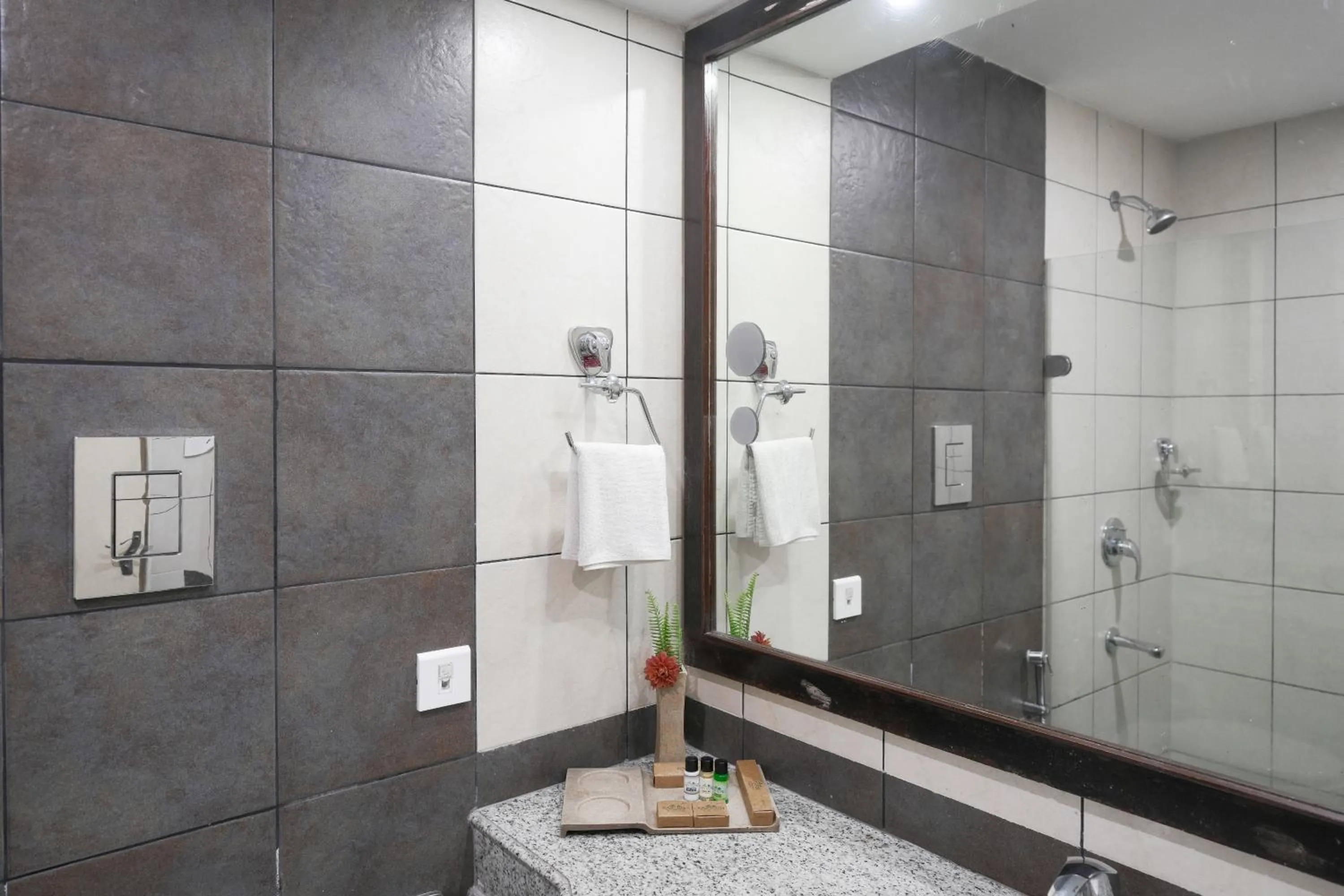 Shower in Eastend Munnar