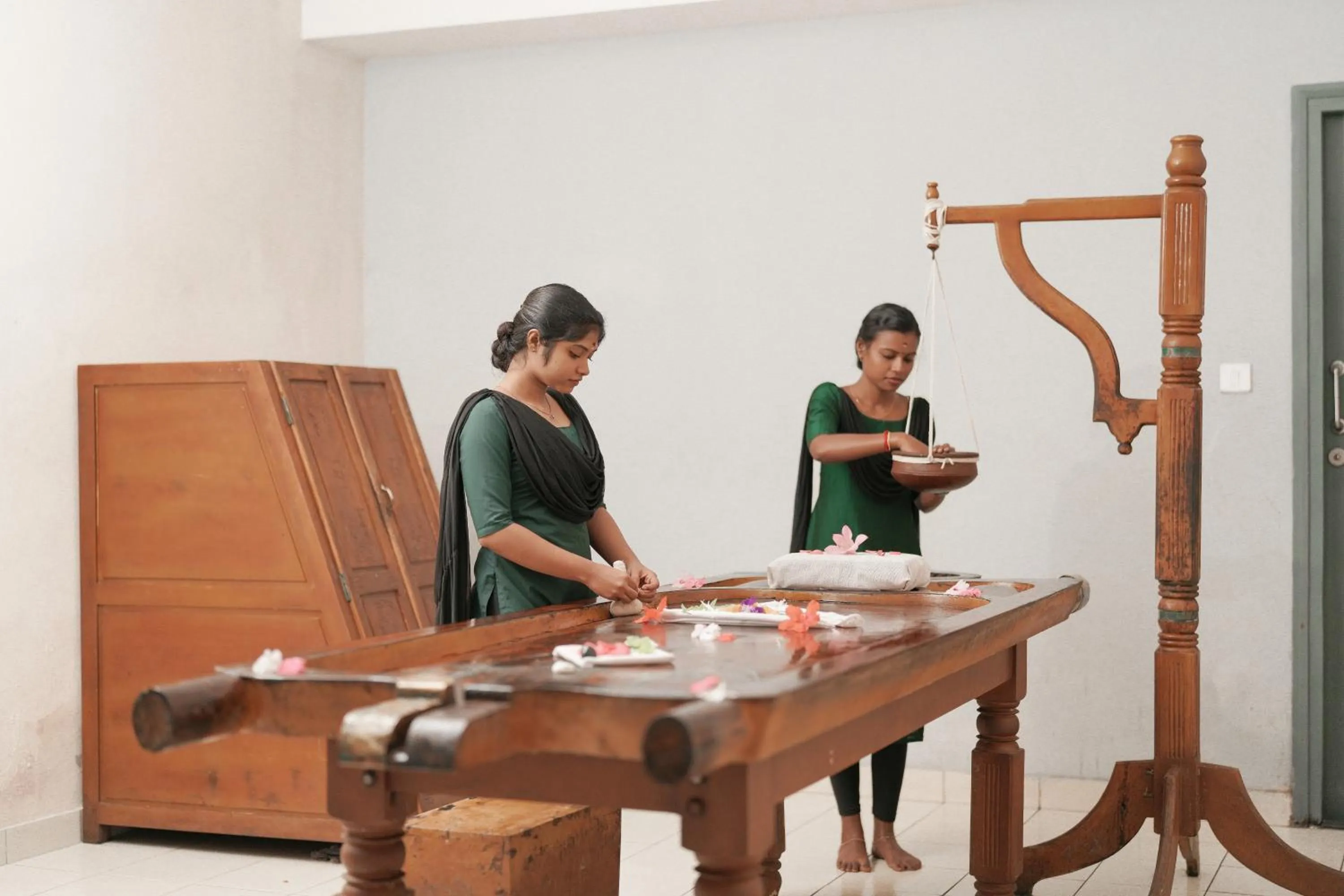 People in Eastend Munnar