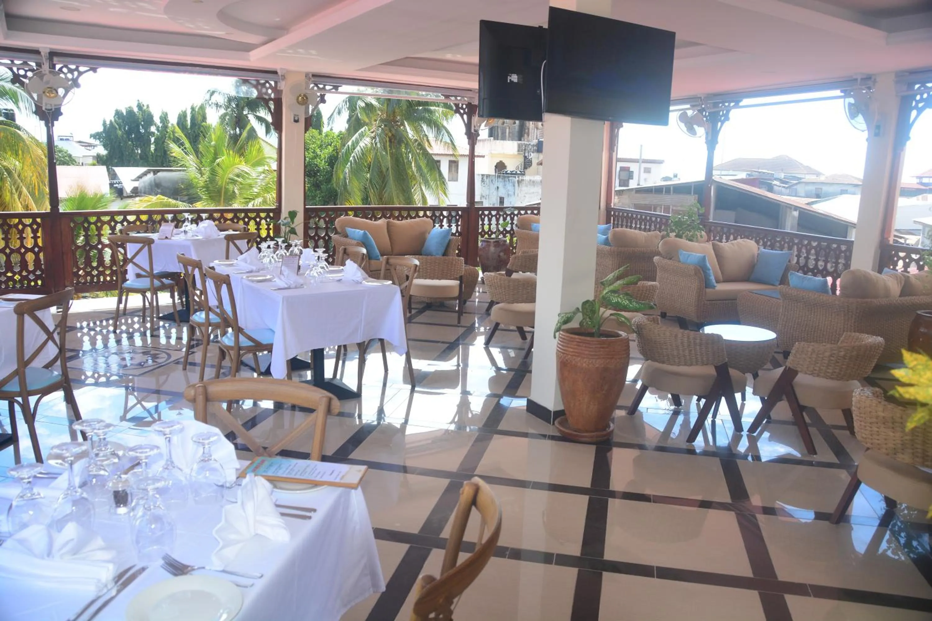 Restaurant/places to eat in Spice Palace Hotel