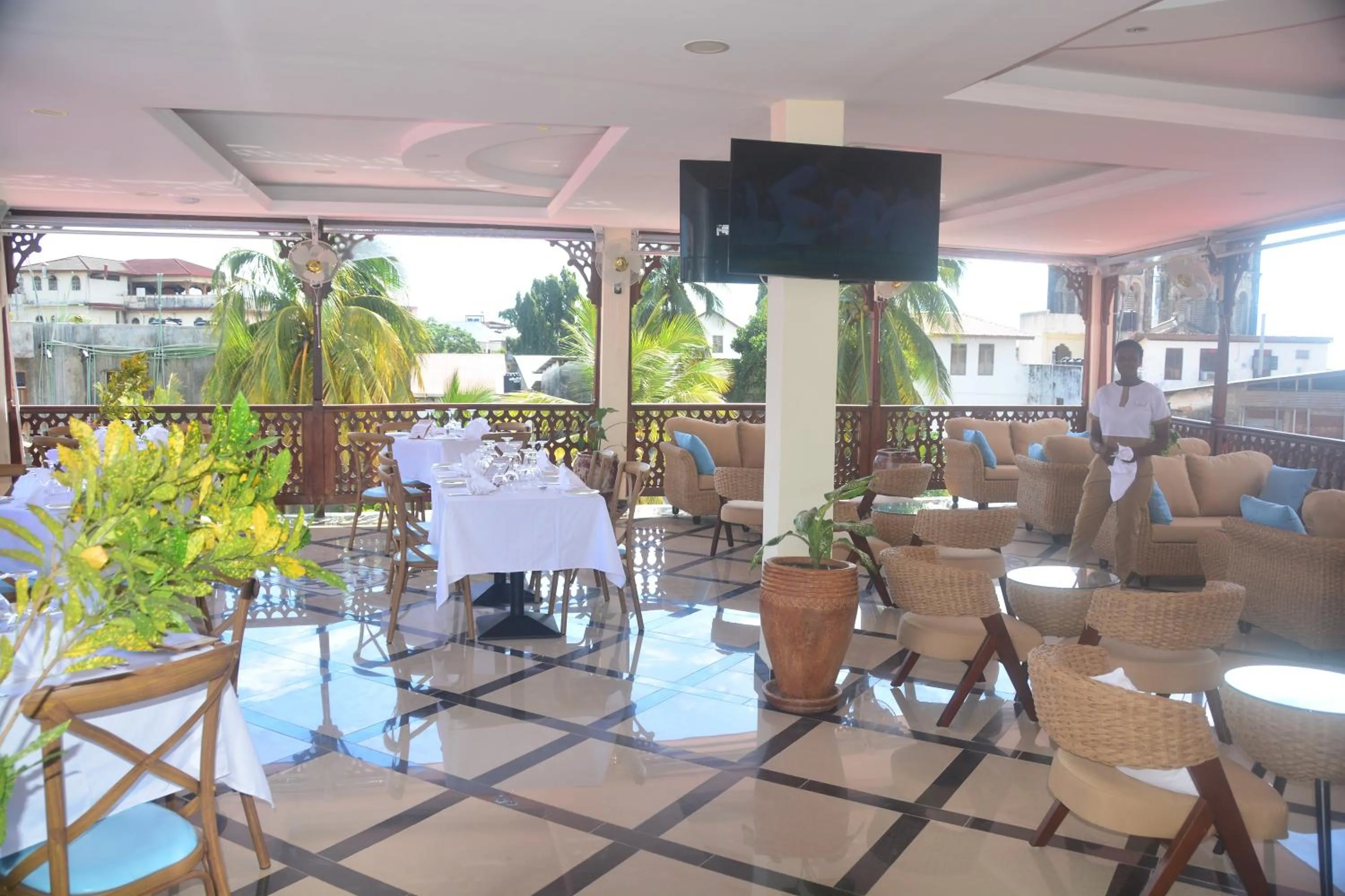 Restaurant/places to eat in Spice Palace Hotel