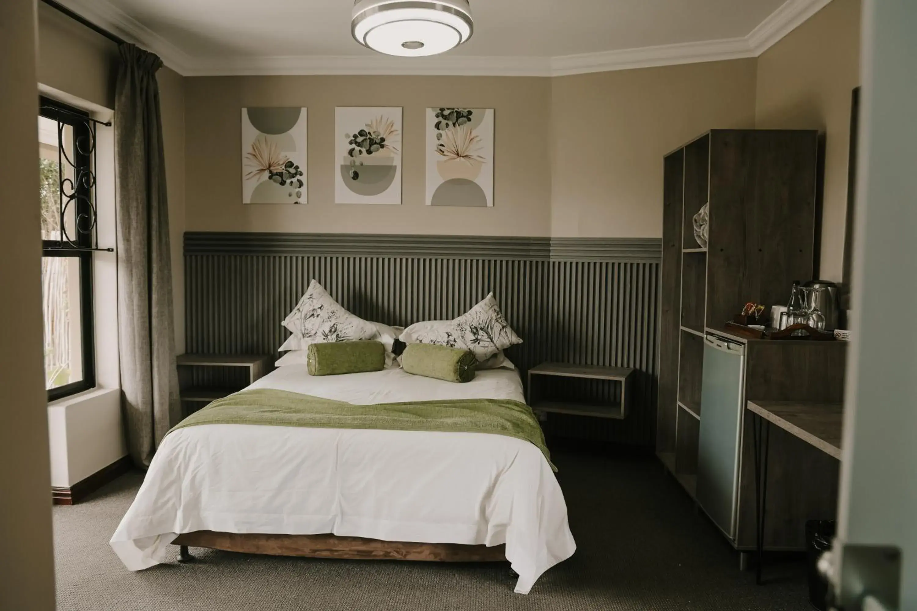 Luxury Queen Room - single occupancy in Stone Olive Guesthouse Luxury Queen Room - single occupancy in Stone Olive Guesthouse