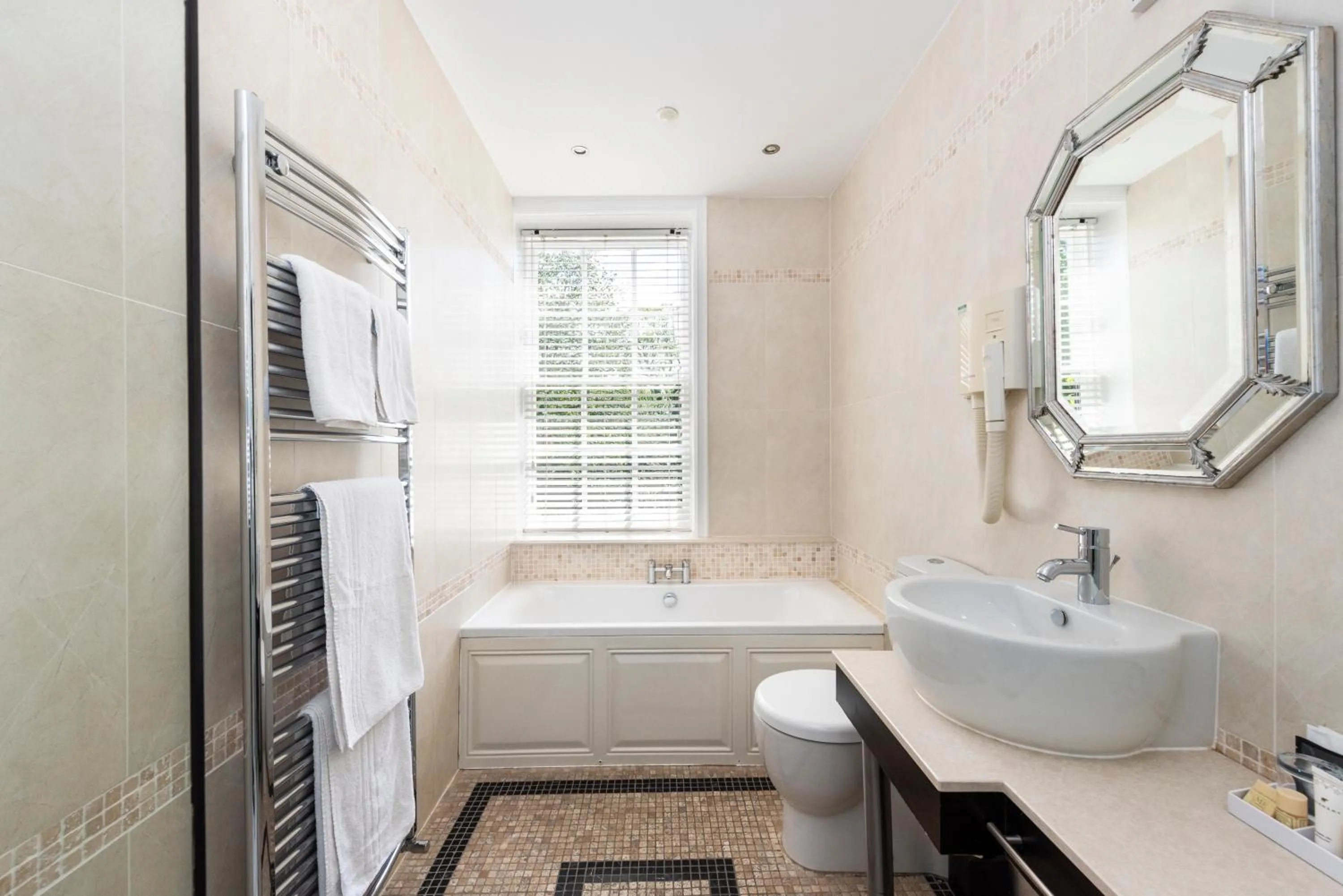 Bathroom in Statham Lodge Hotel