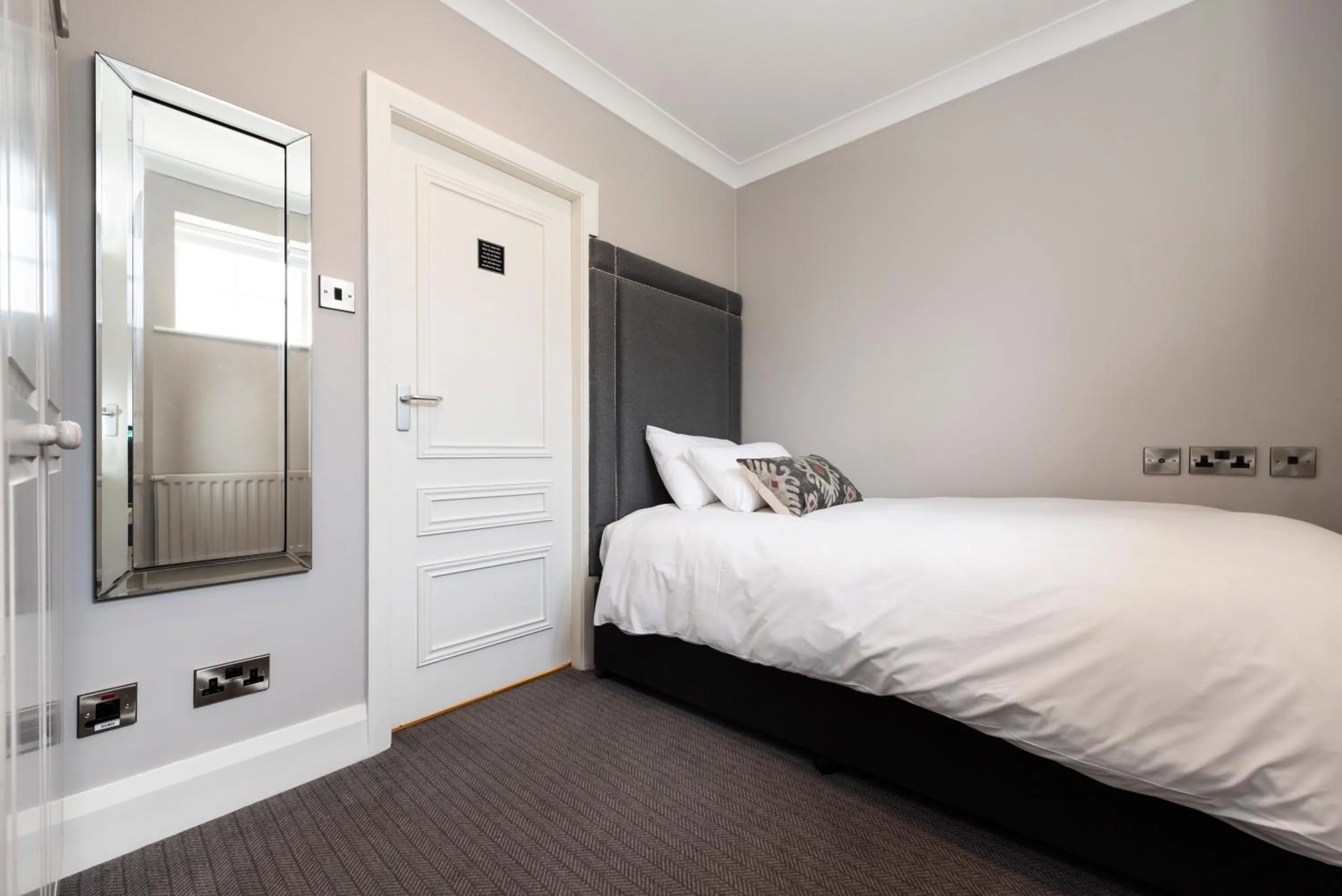 Bed in Statham Lodge Hotel