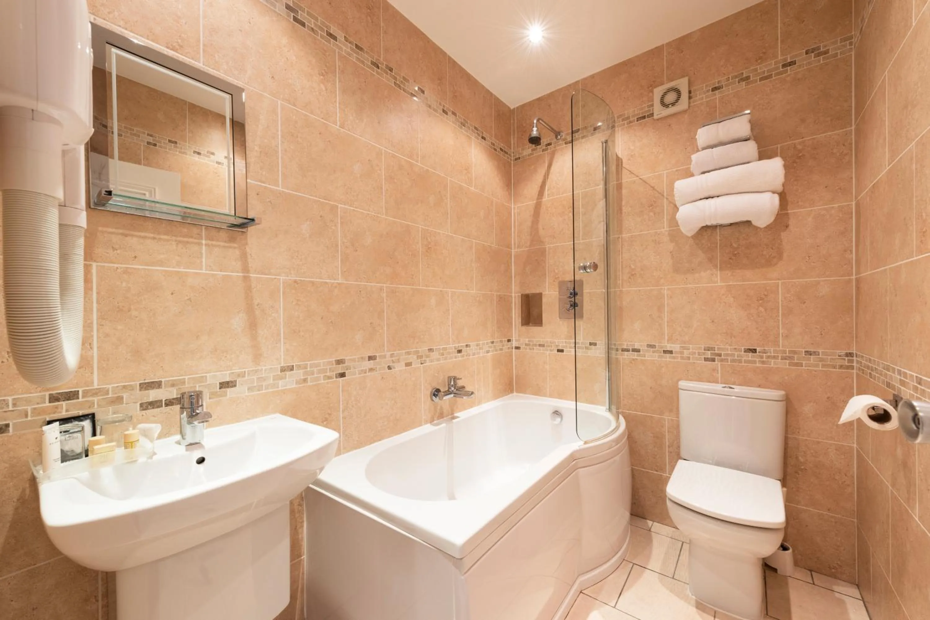 Bathroom in Statham Lodge Hotel