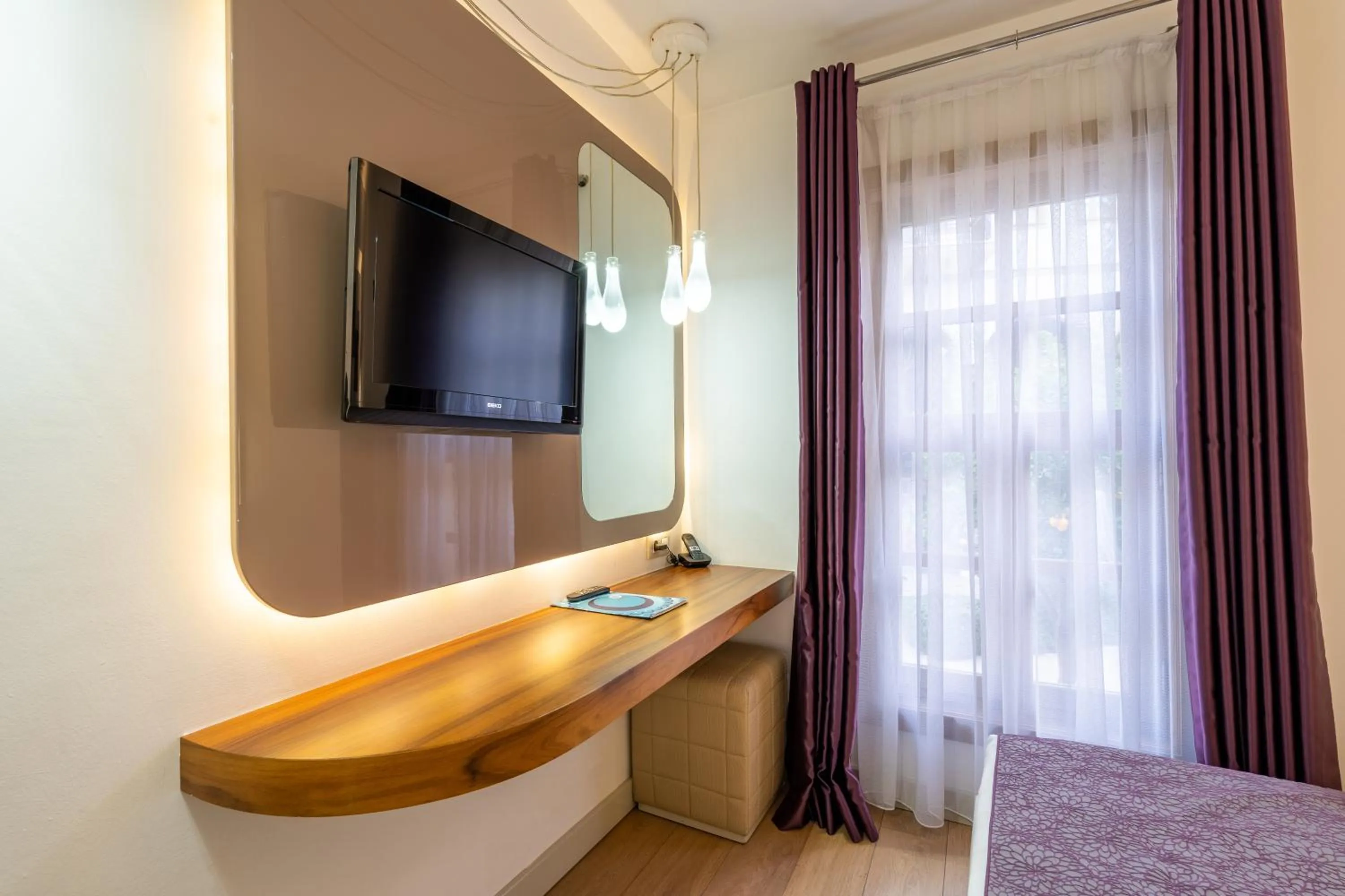 TV and multimedia, Bed in Puding Hotel
