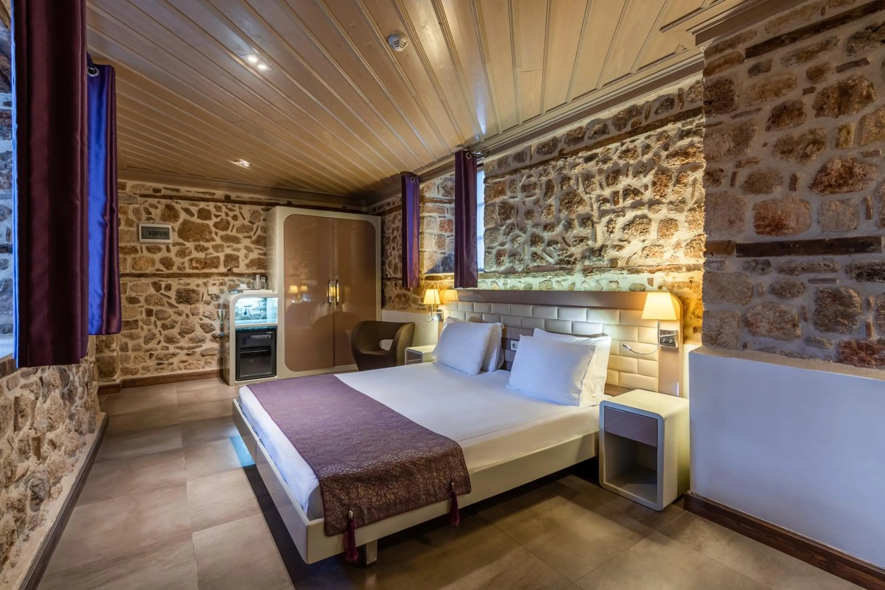 Photo of the whole room, Bed in Puding Hotel