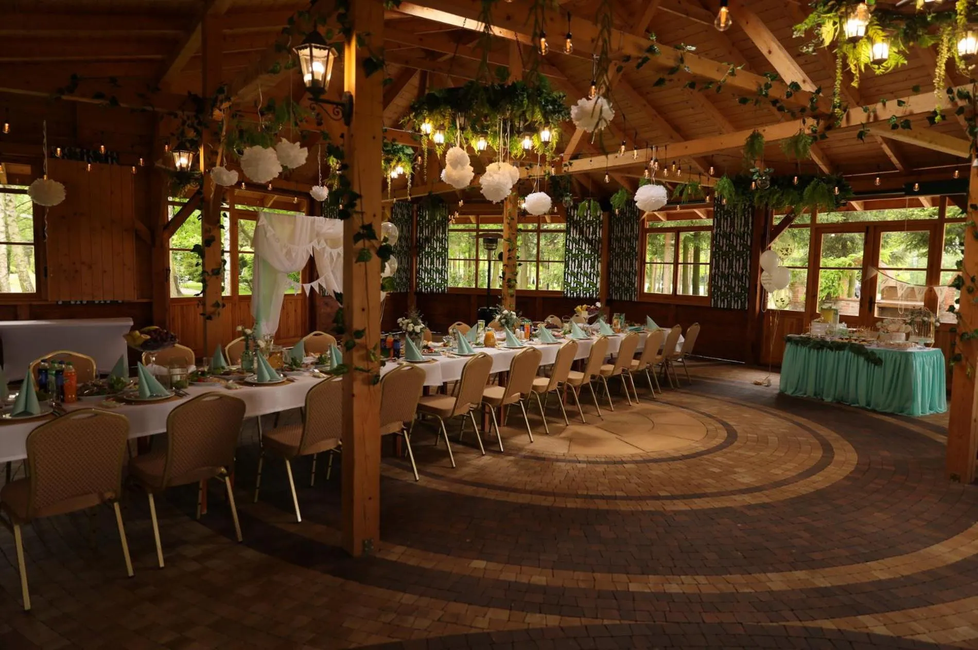 Restaurant/places to eat in Hotel Chabrowy Dworek