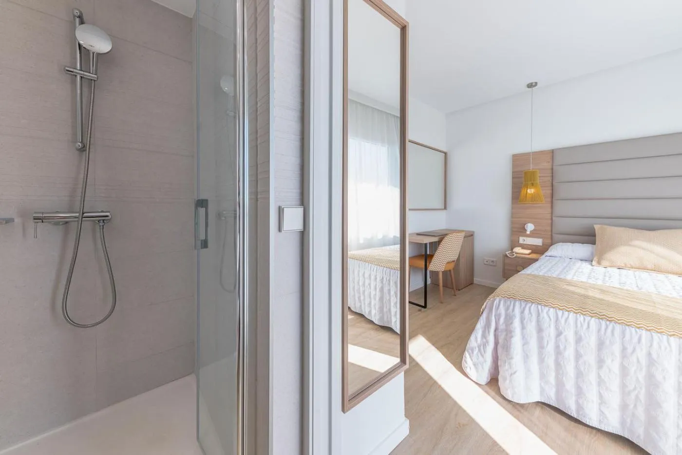 Bathroom, Bed in Leman Hotel y Apartamentos