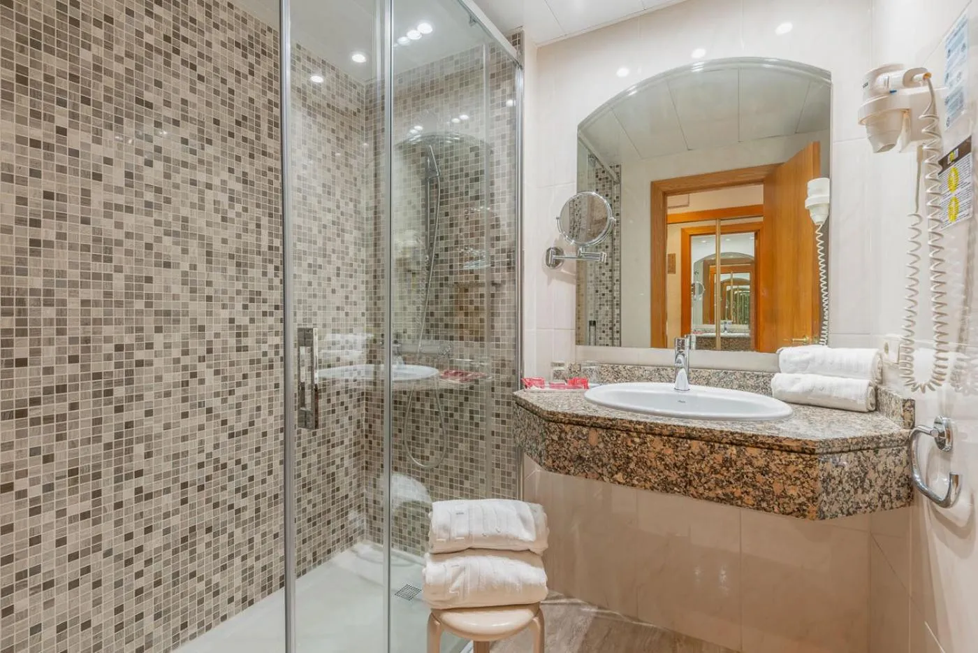 Shower in Leman Hotel y Apartamentos