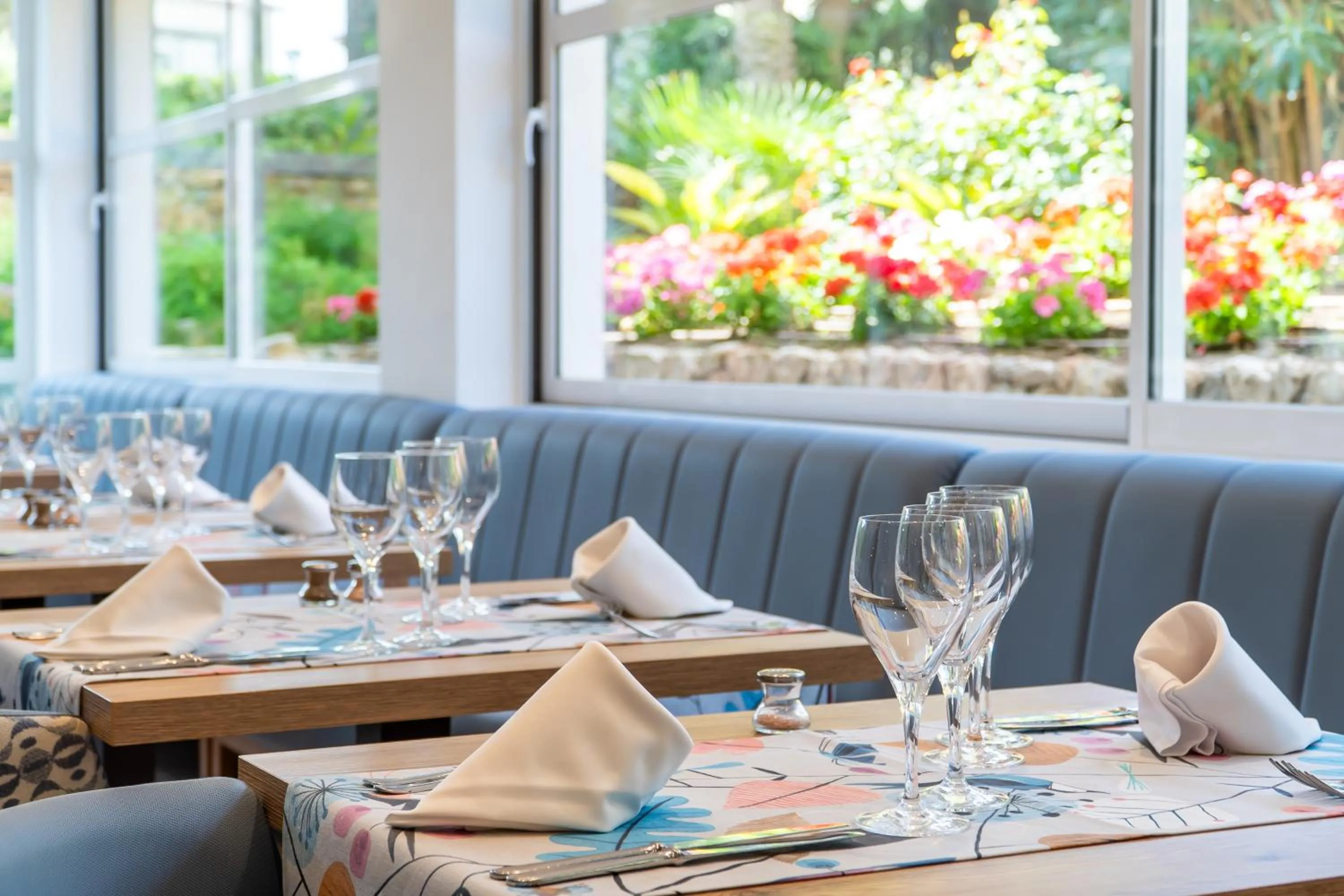 Restaurant/places to eat in Leman Hotel y Apartamentos