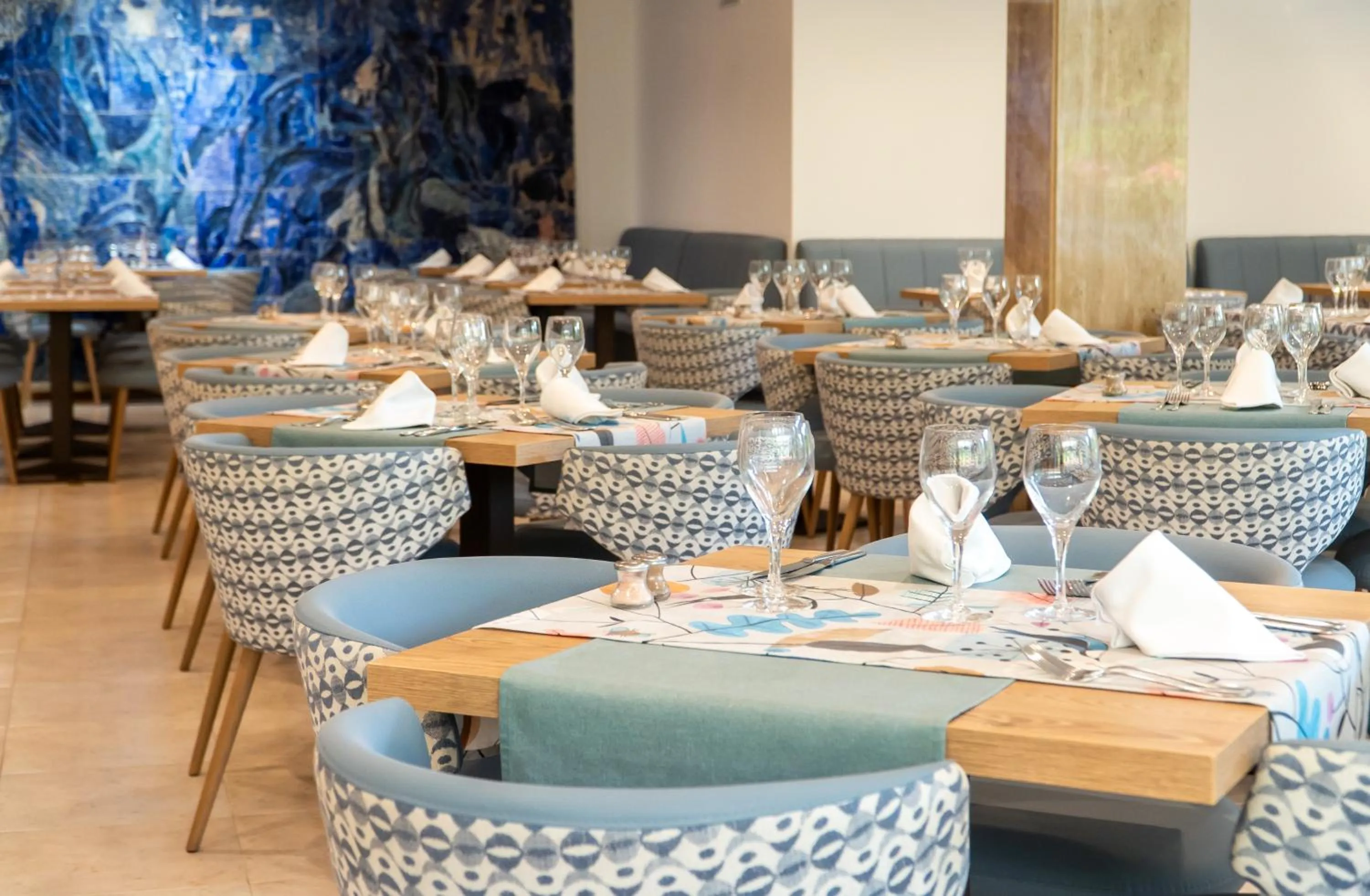 Restaurant/places to eat in Leman Hotel y Apartamentos