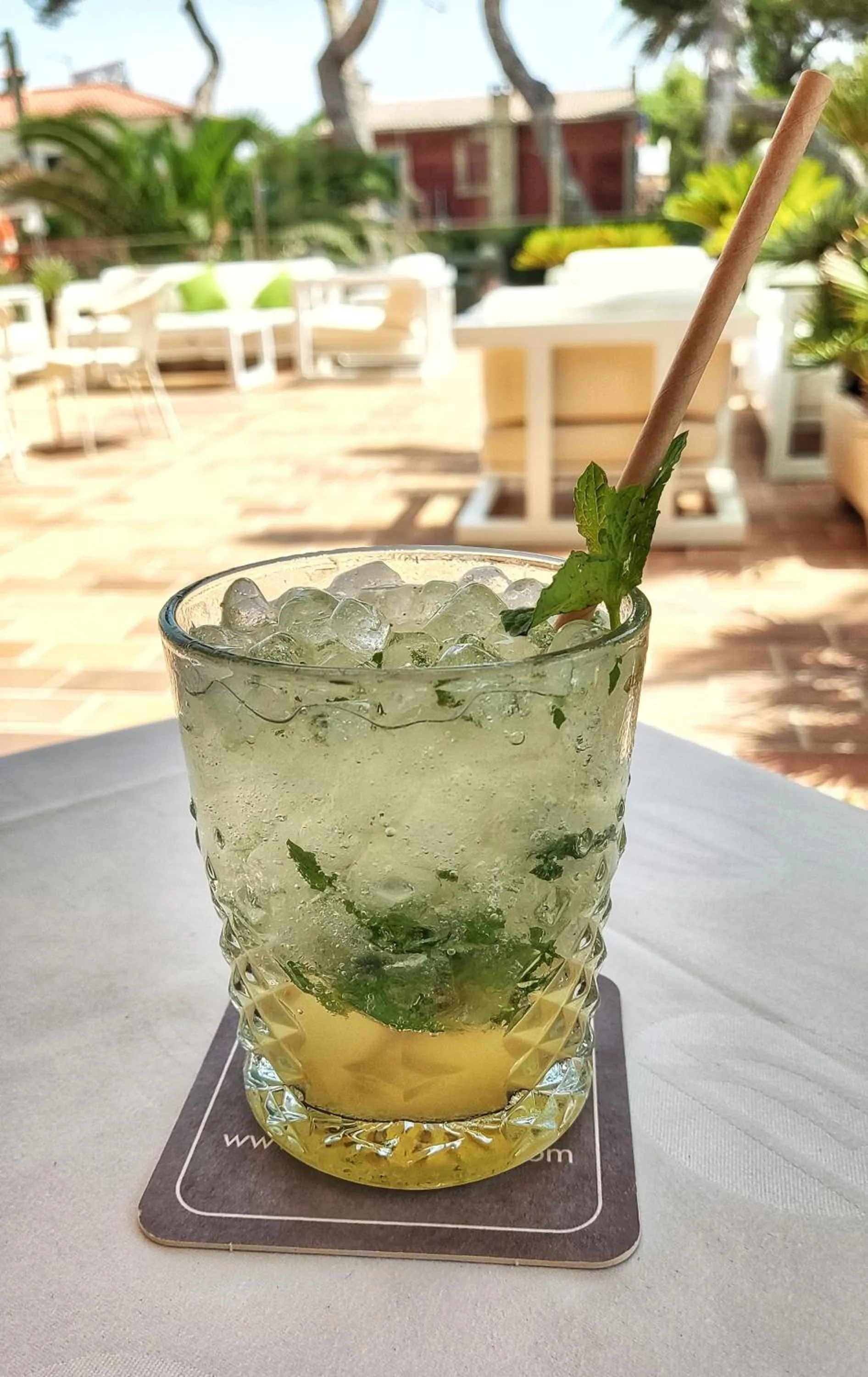 Restaurant/places to eat in Leman Hotel y Apartamentos