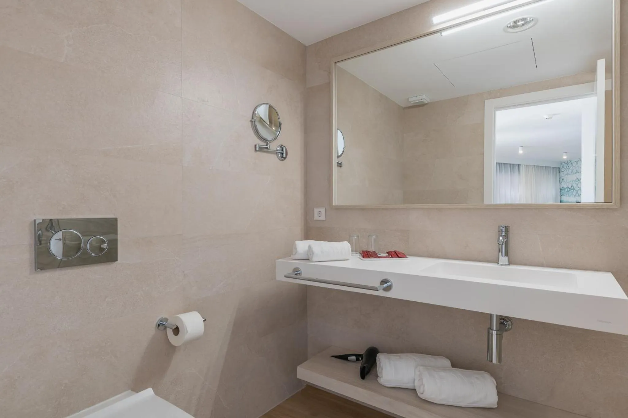 Bathroom in Leman Hotel y Apartamentos