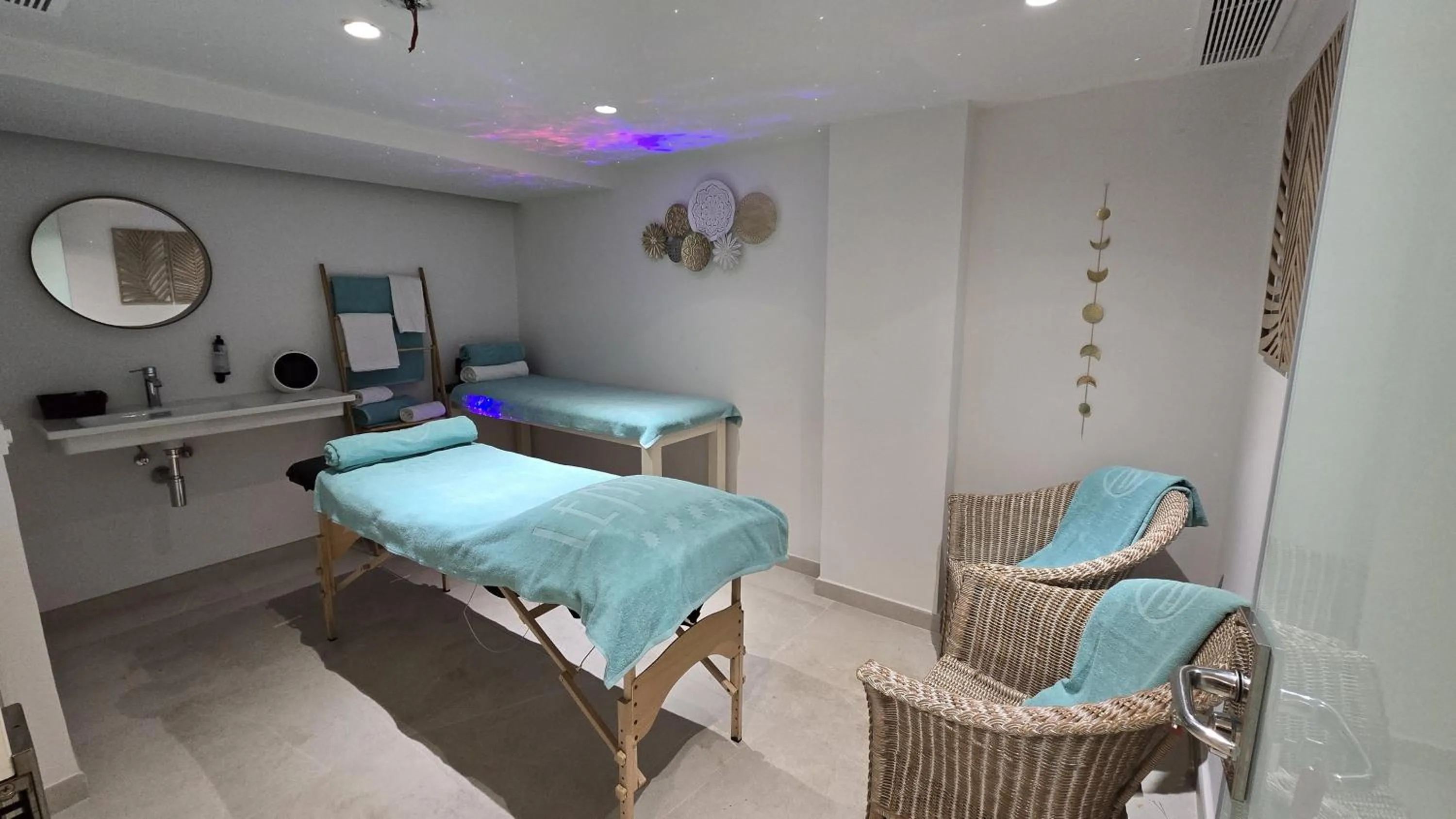 Massage in Leman Hotel y Apartamentos