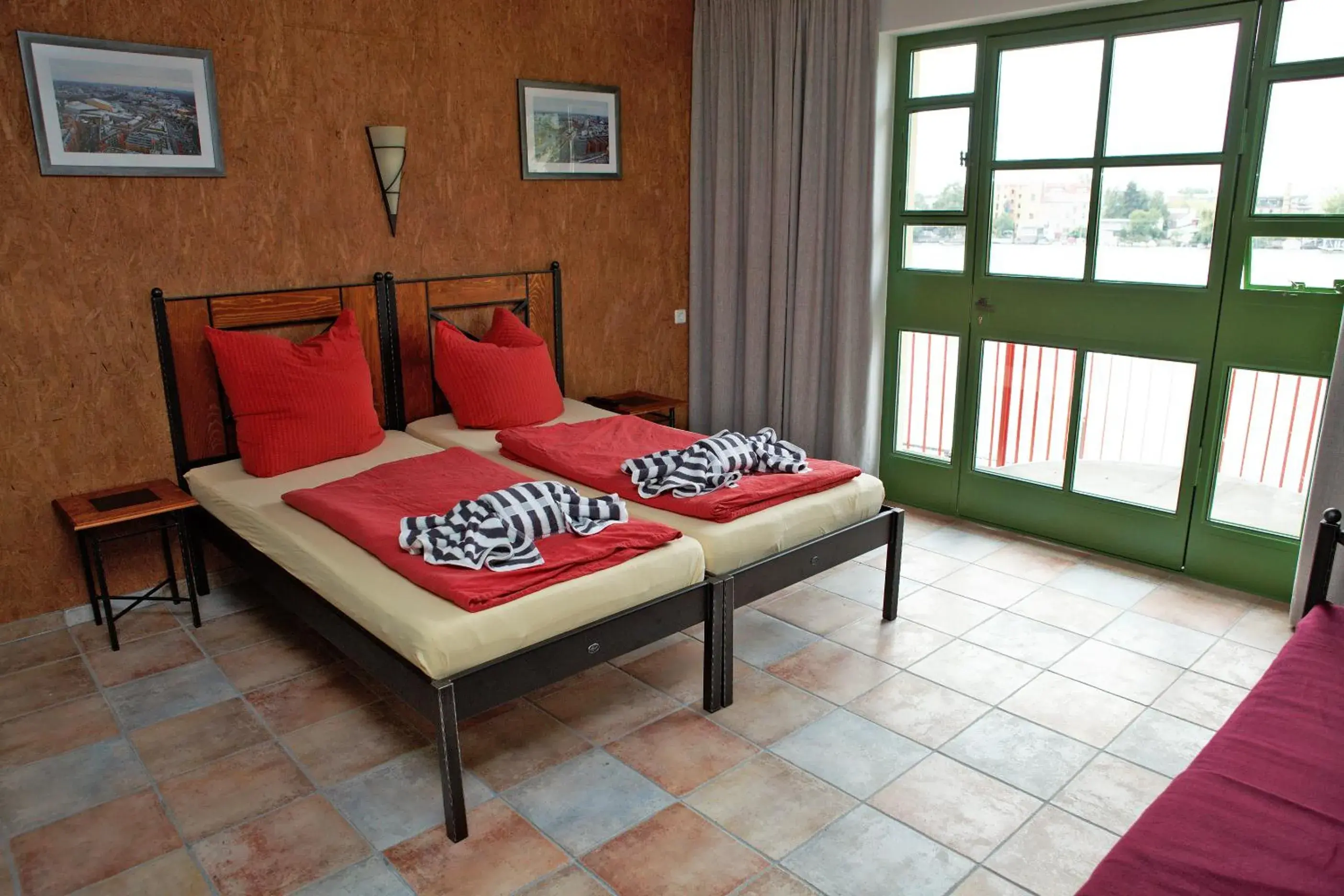 Family Room (2-4 Adults) in Seminar- und Gästehaus Flussbad Gartenstrasse Family Room (2-4 Adults) in Seminar- und Gästehaus Flussbad Gartenstrasse