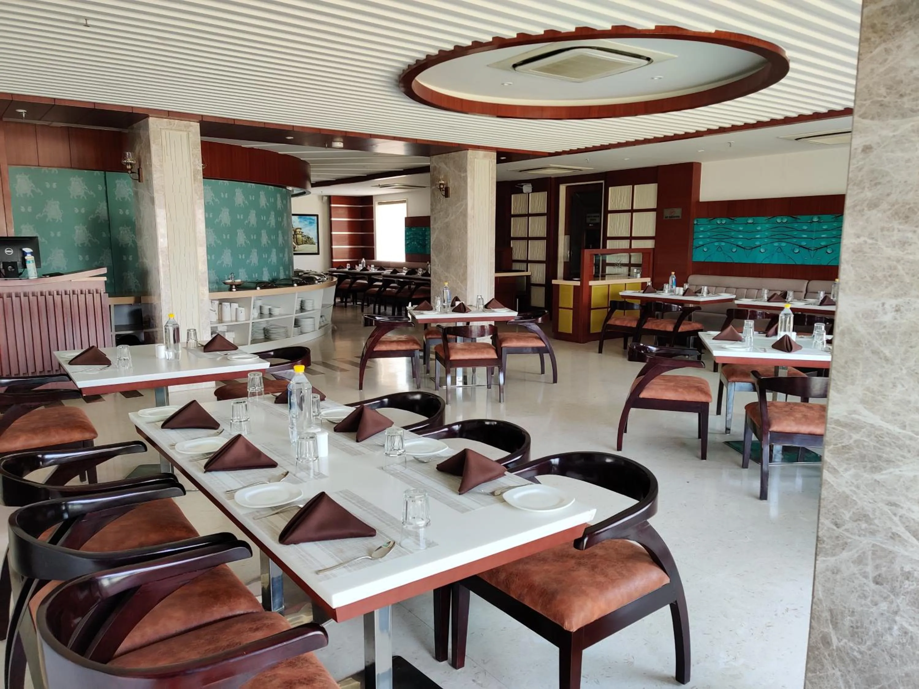 Restaurant/places to eat in Comfort Inn Benares