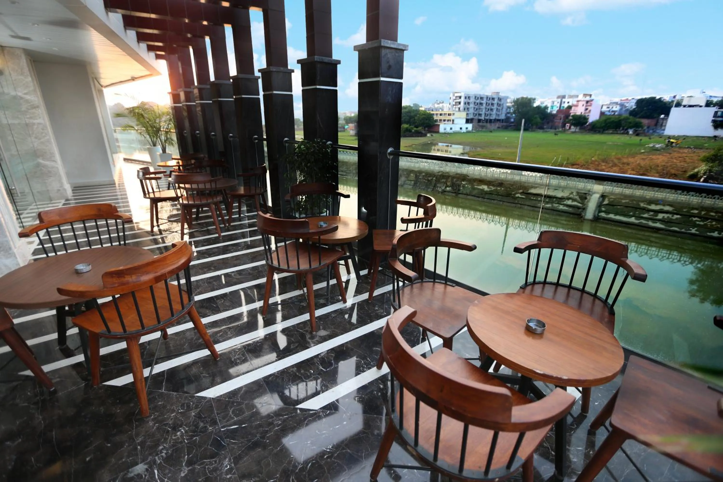 Restaurant/places to eat in Comfort Inn Benares