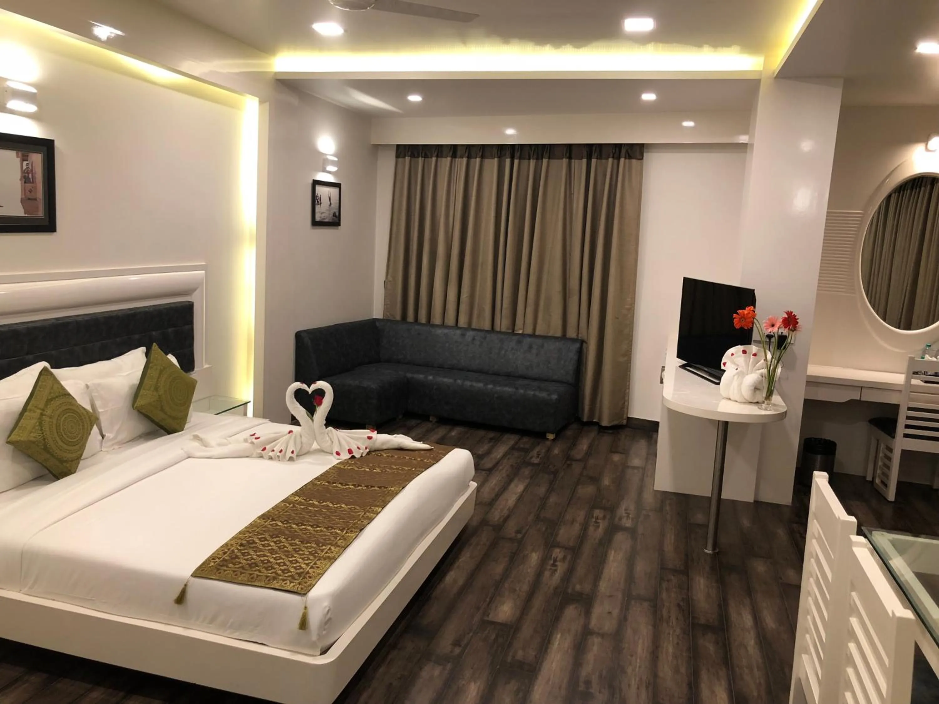 Photo of the whole room, Bed in Comfort Inn Benares