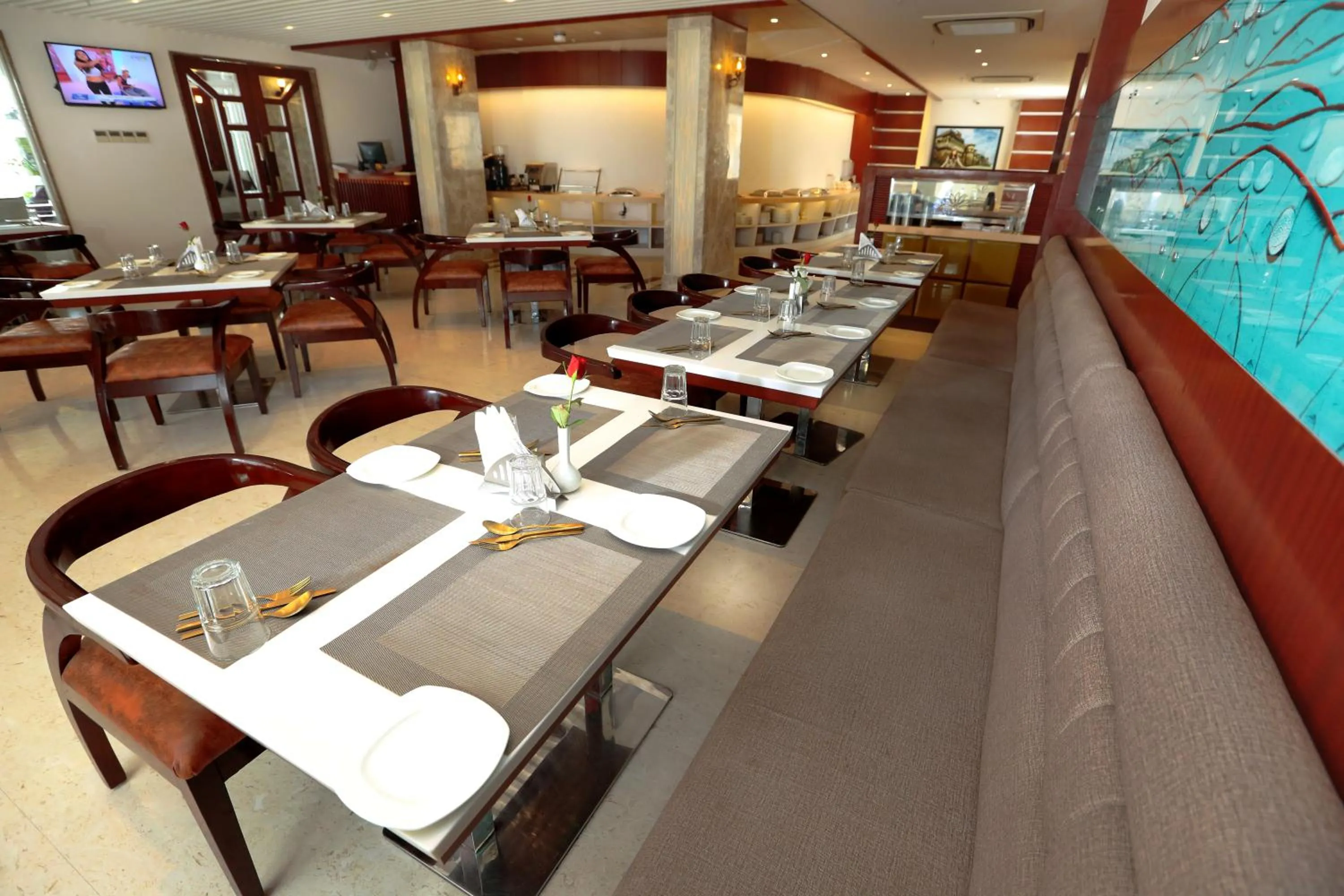 Restaurant/places to eat in Comfort Inn Benares