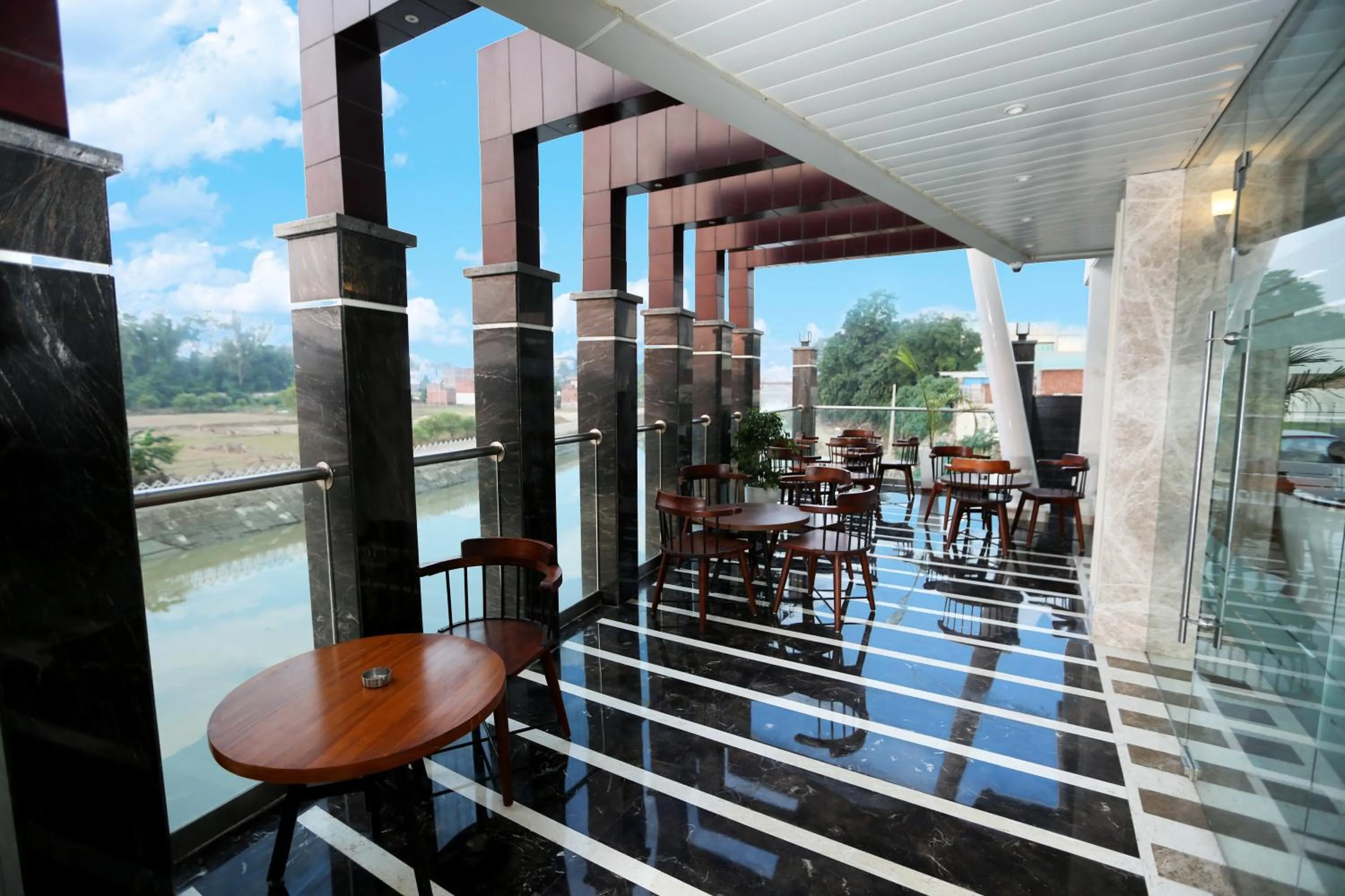 Restaurant/places to eat in Comfort Inn Benares