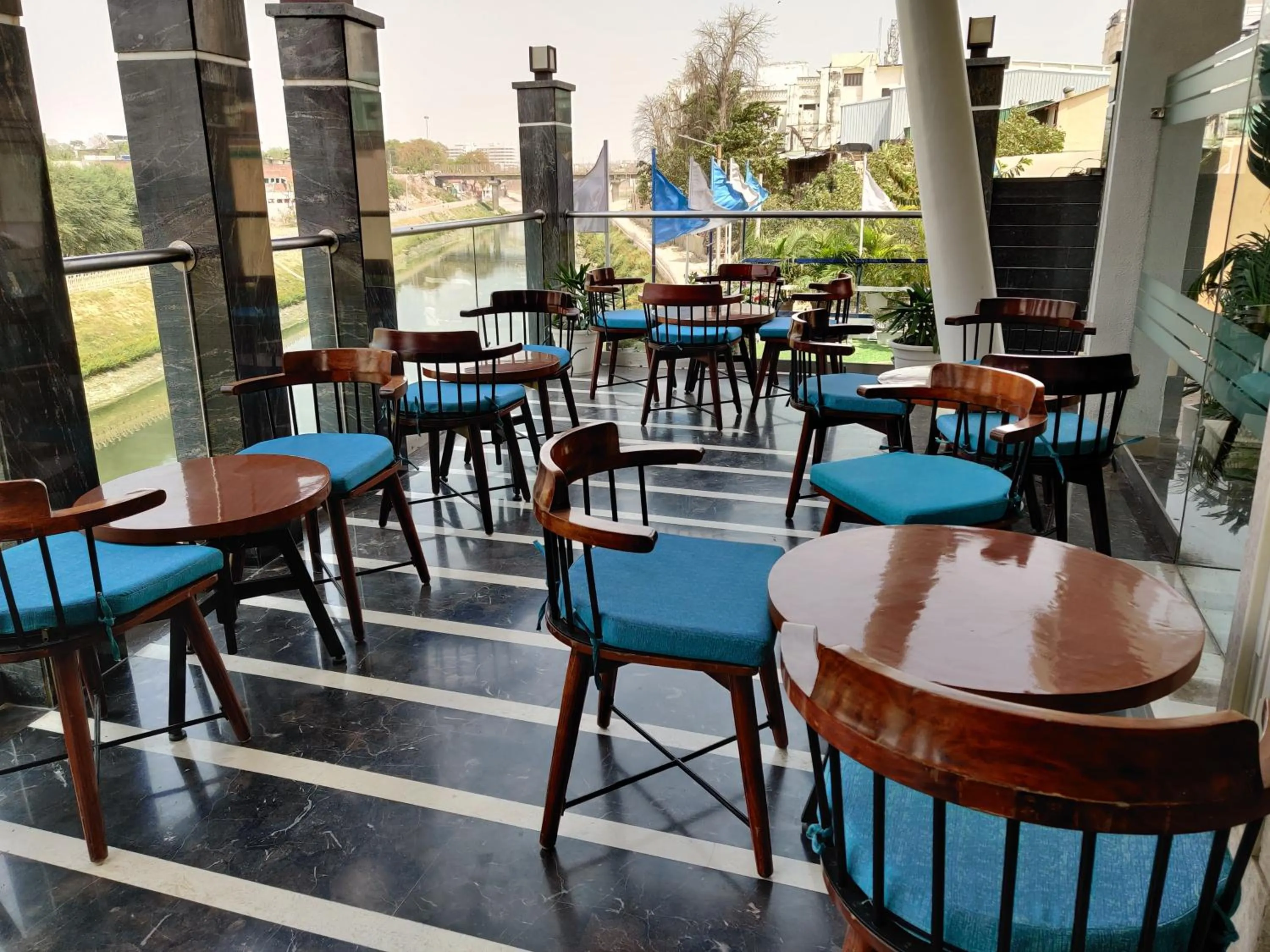 Lounge or bar in Comfort Inn Benares