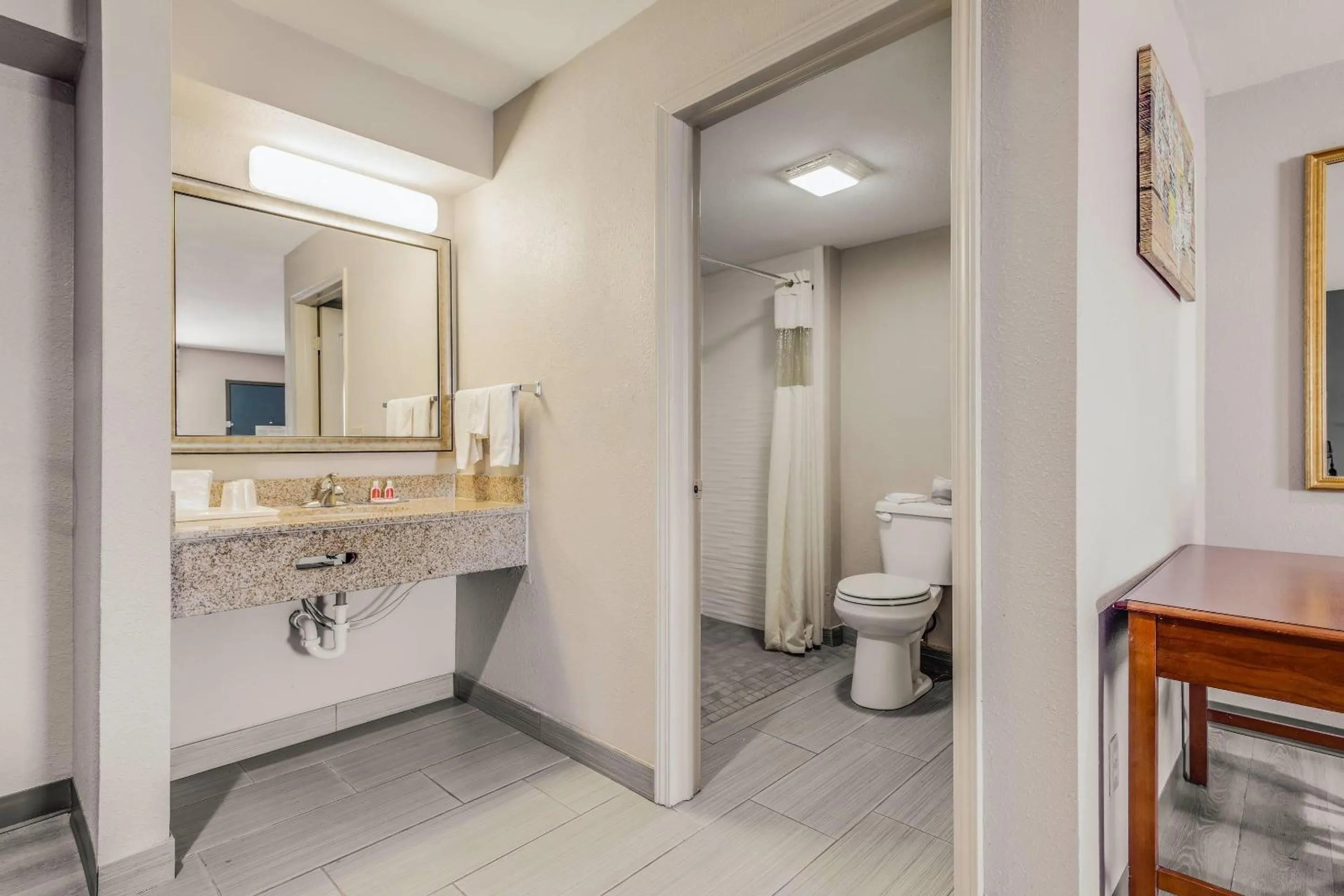 Bedroom in Econo Lodge Inn & Suites