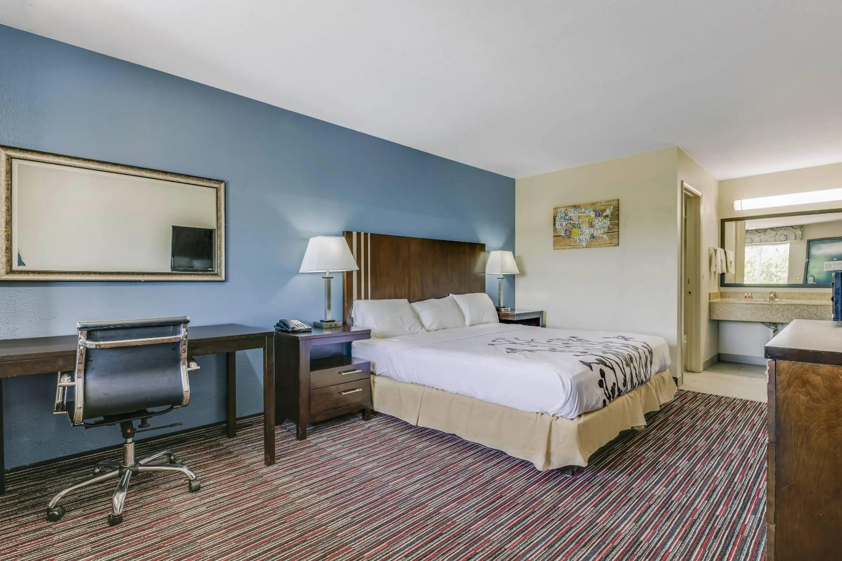 Bedroom in Econo Lodge Inn & Suites