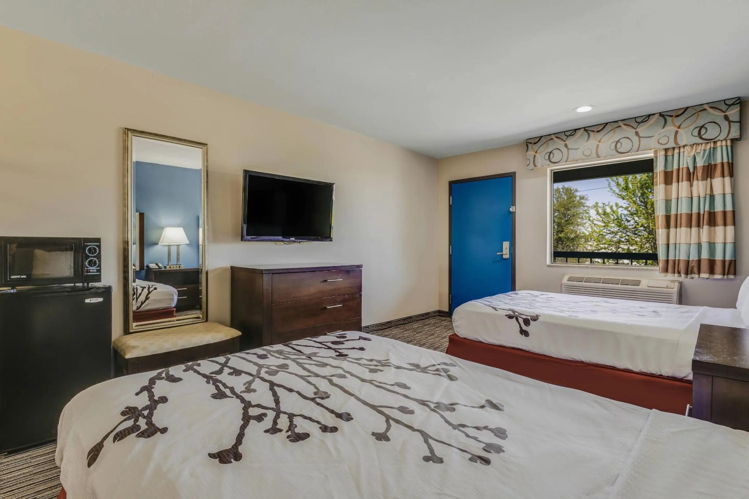 Bedroom in Econo Lodge Inn & Suites