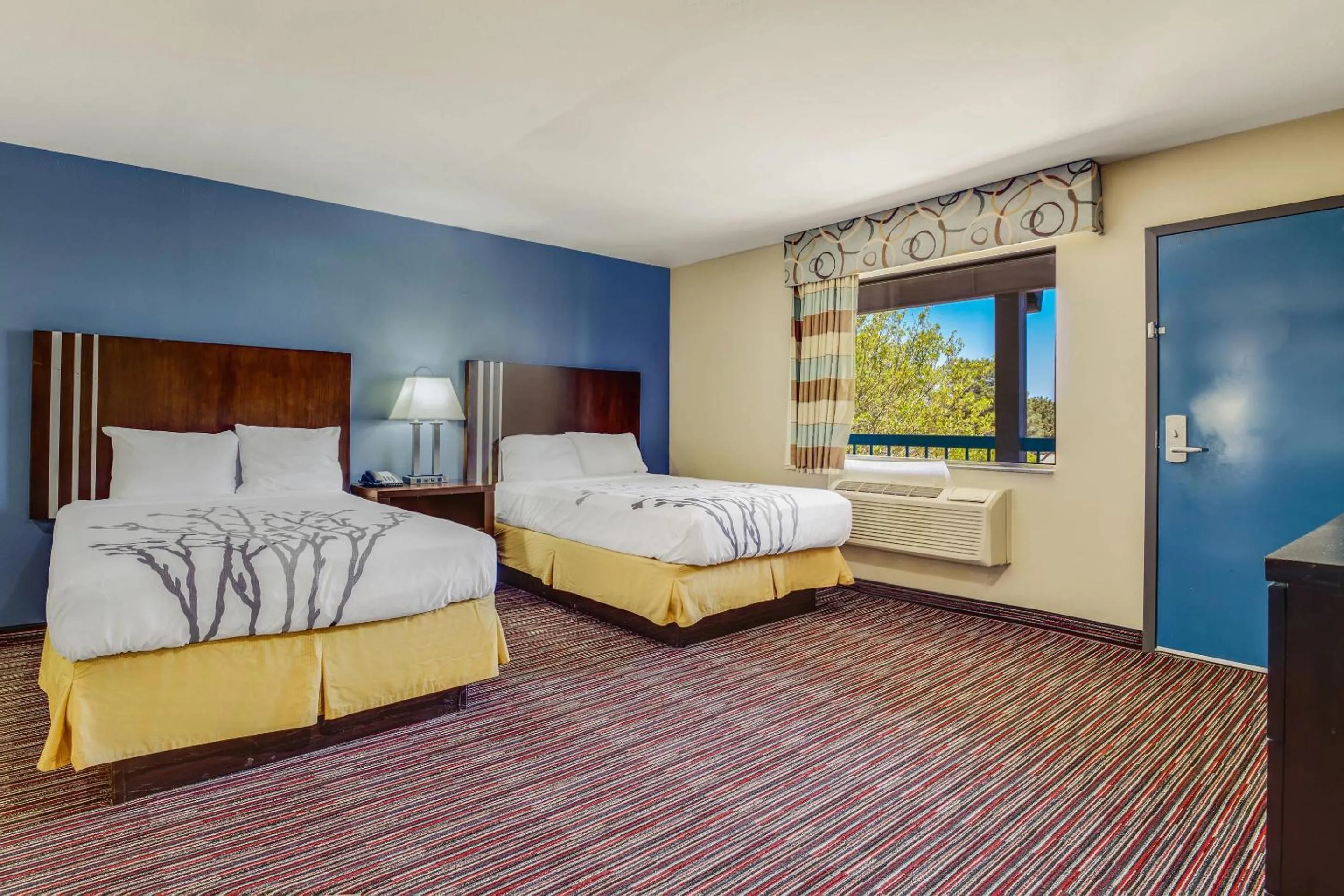 Bedroom in Econo Lodge Inn & Suites