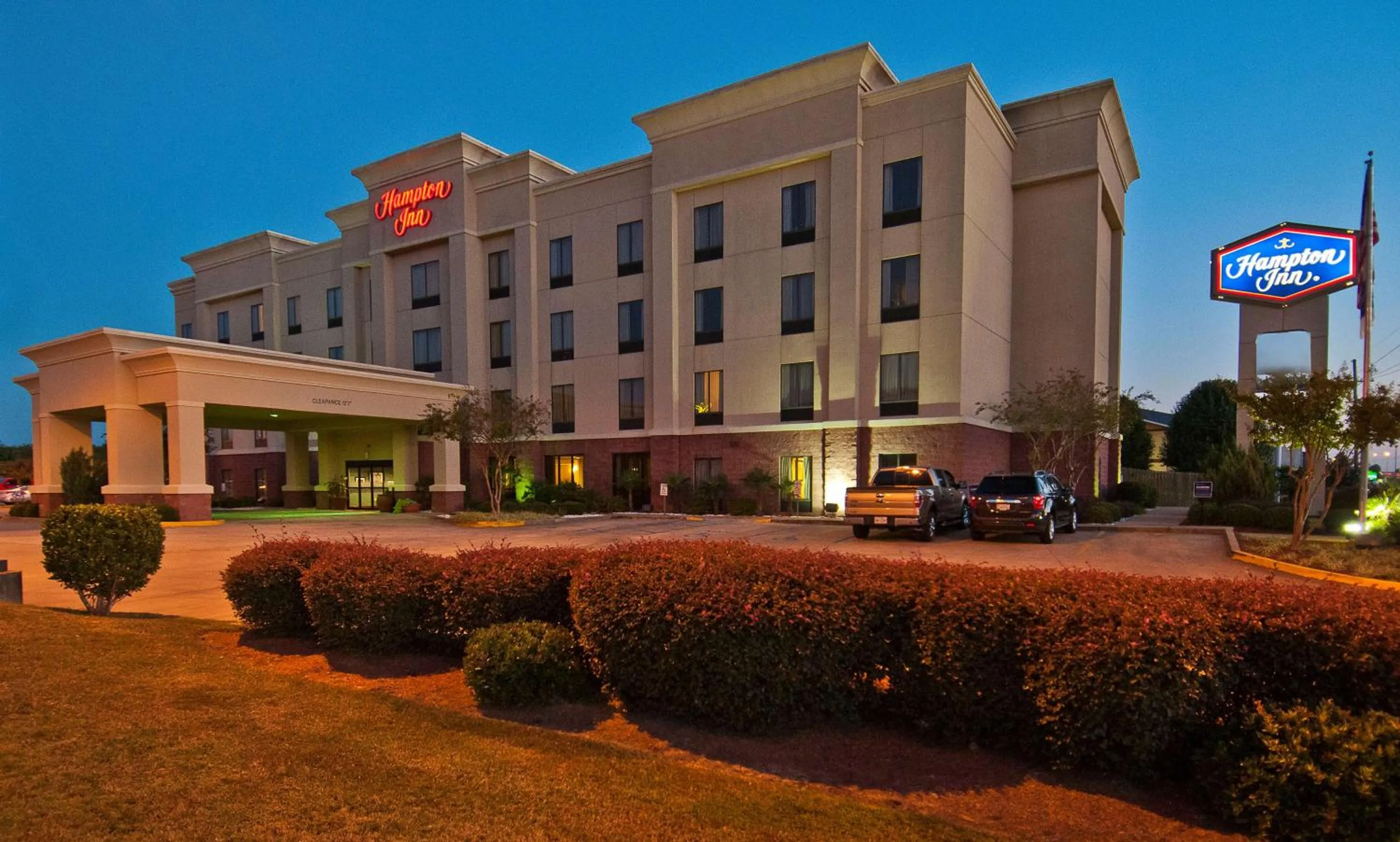 Property building in Hampton Inn Canton