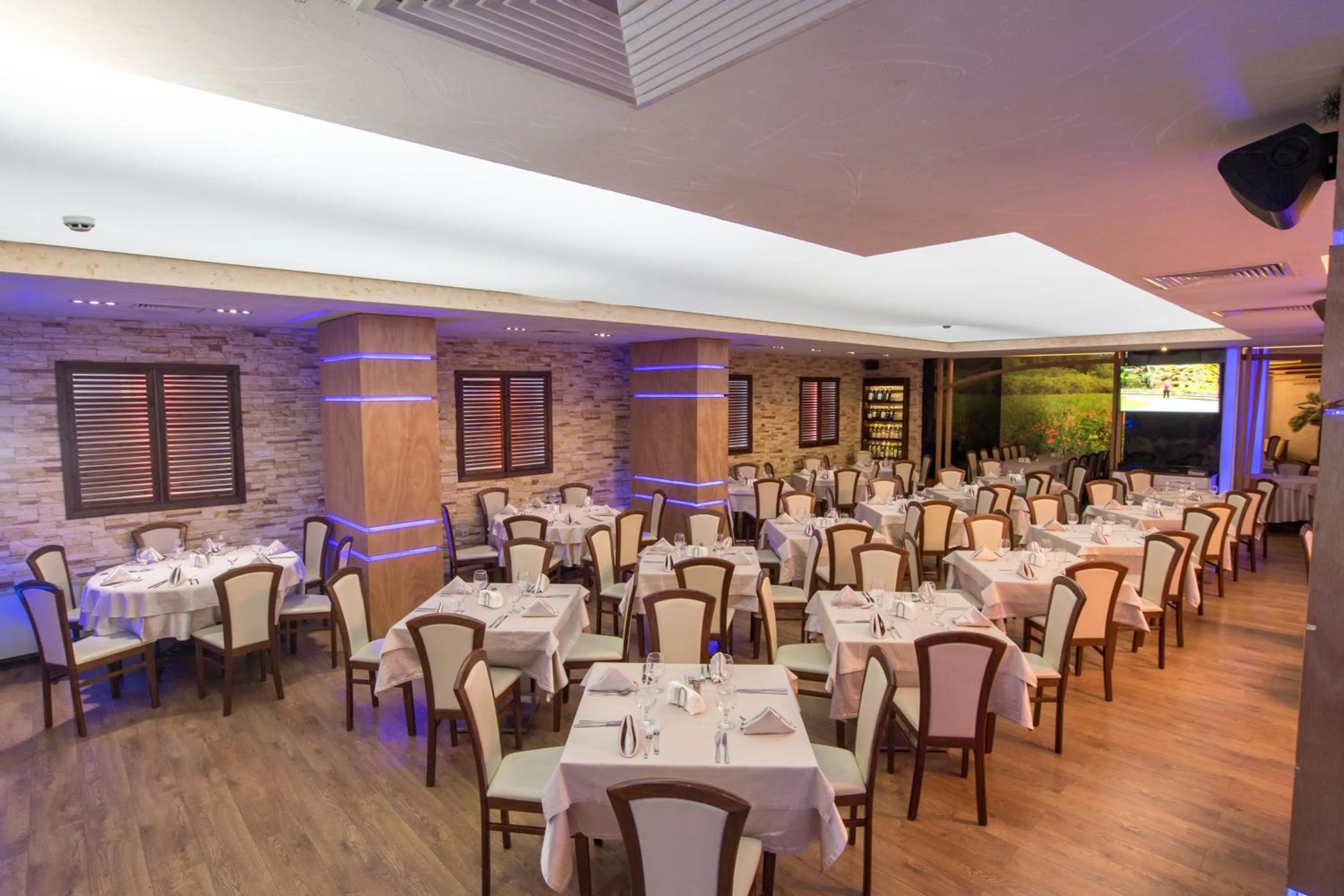 Restaurant/places to eat in Complex Kamelia