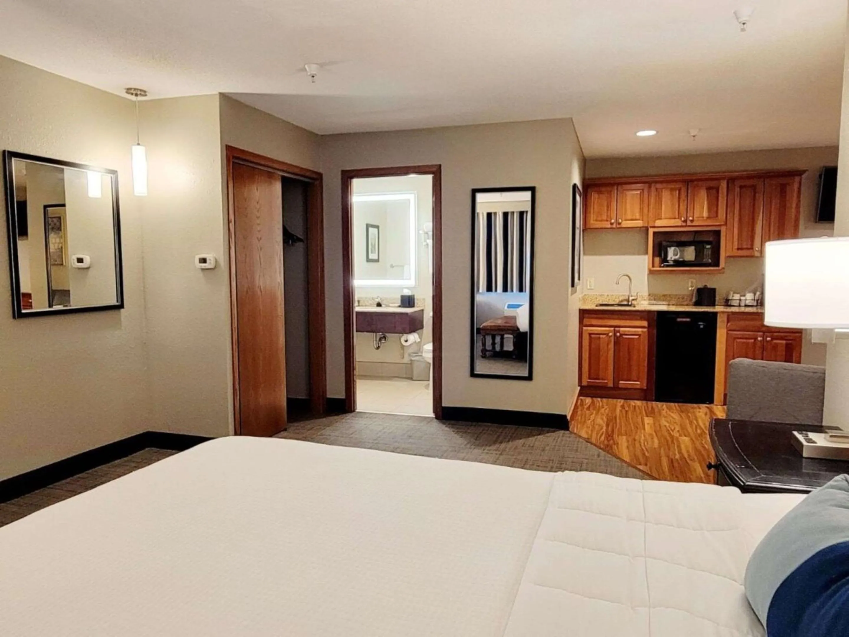 Bedroom, Bed in Best Western Plus Dubuque Hotel and Conference Center