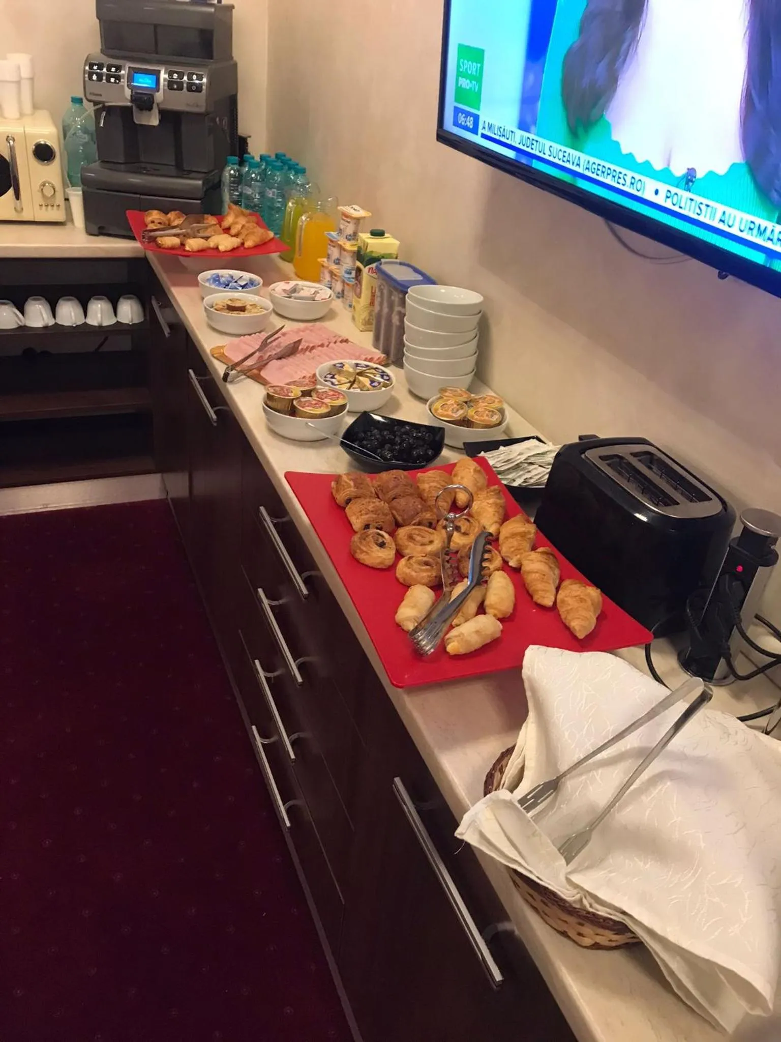 Buffet breakfast in Le Mer