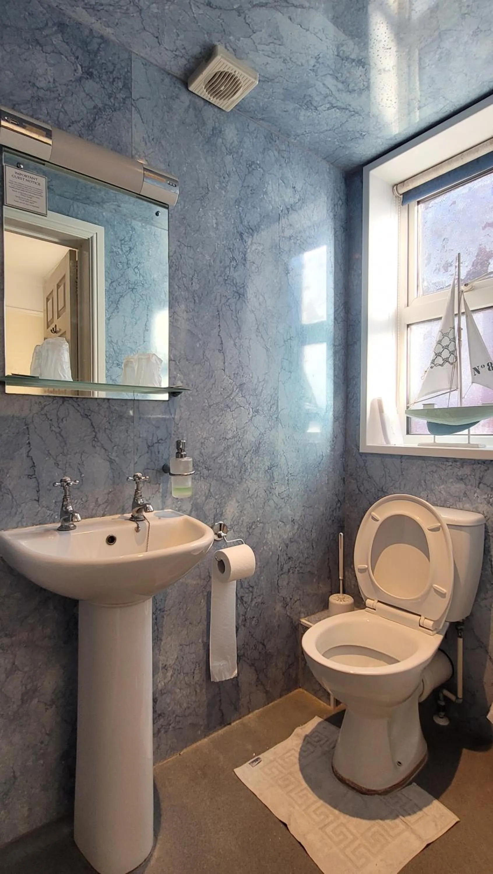 Toilet in Argyle Lodge Self Catering Guest House