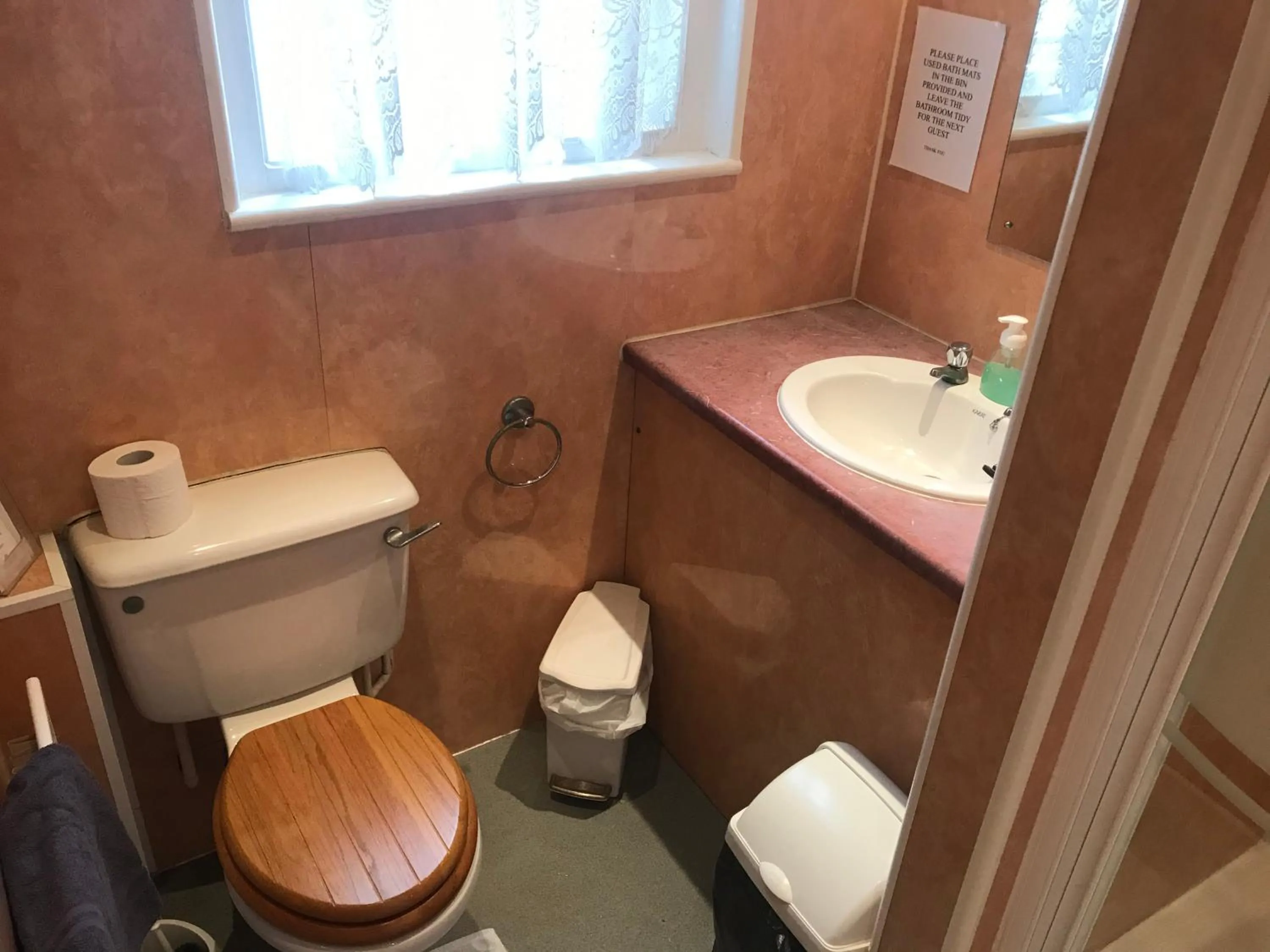 Toilet in Argyle Lodge Self Catering Guest House