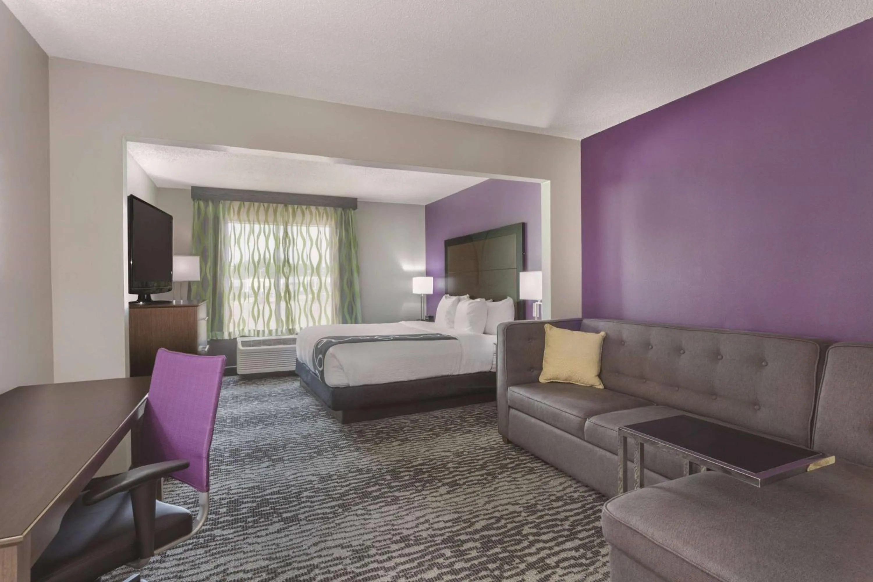 Photo of the whole room, Bed in La Quinta by Wyndham Columbus North