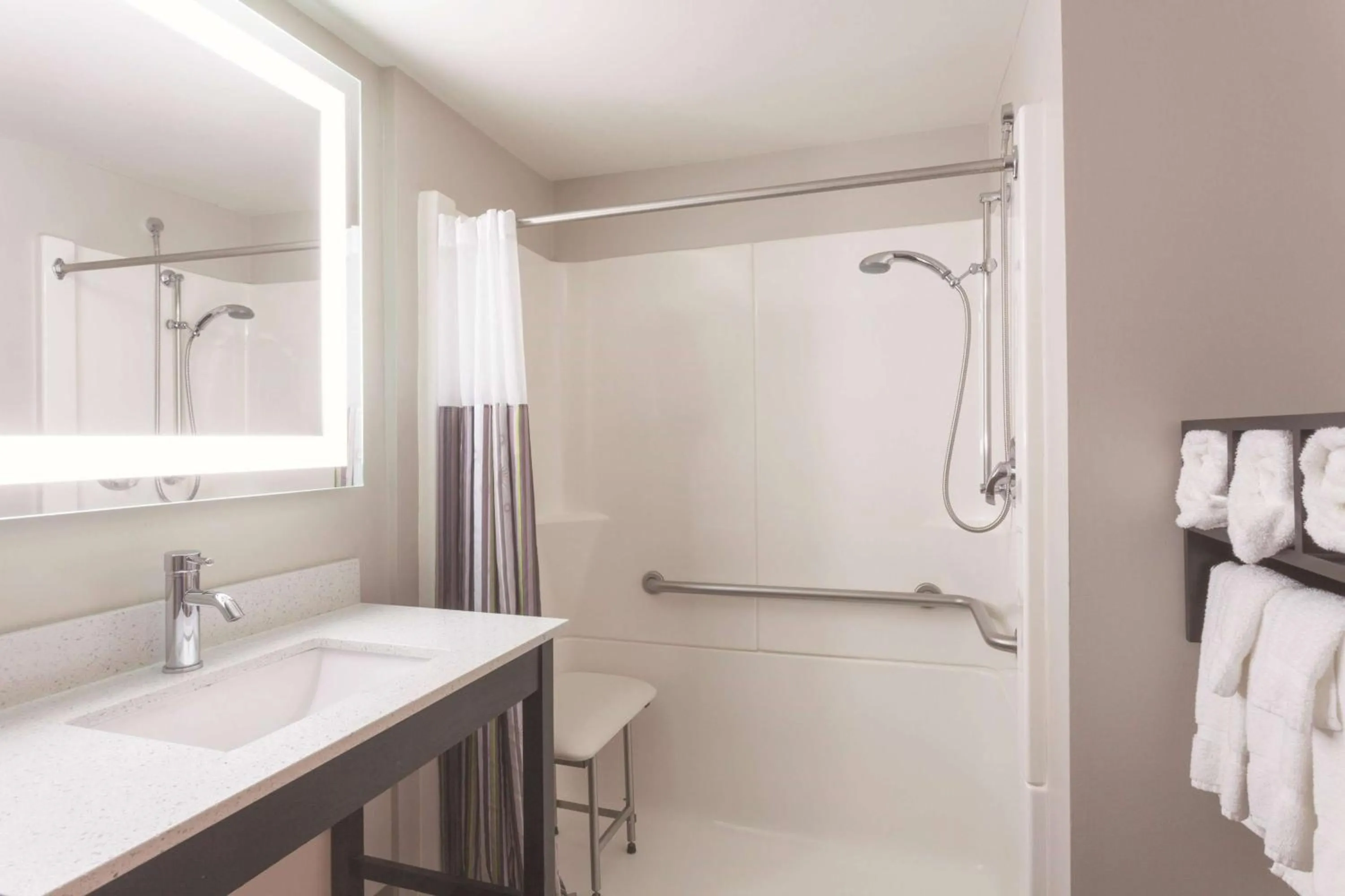 Shower in La Quinta by Wyndham Columbus North