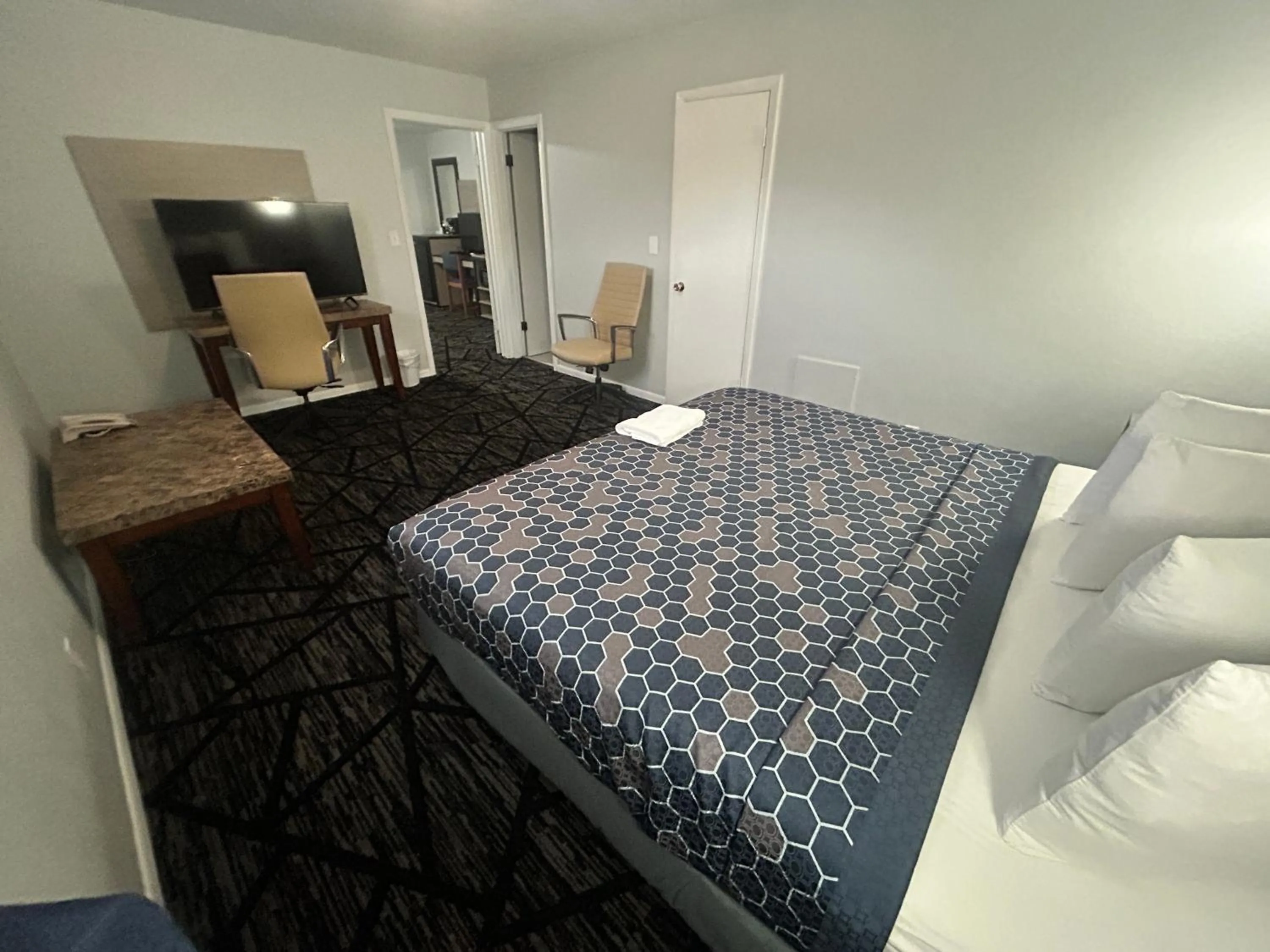 Bedroom, Bed in Budget Inn Oskaloosa US 63 Near Pella