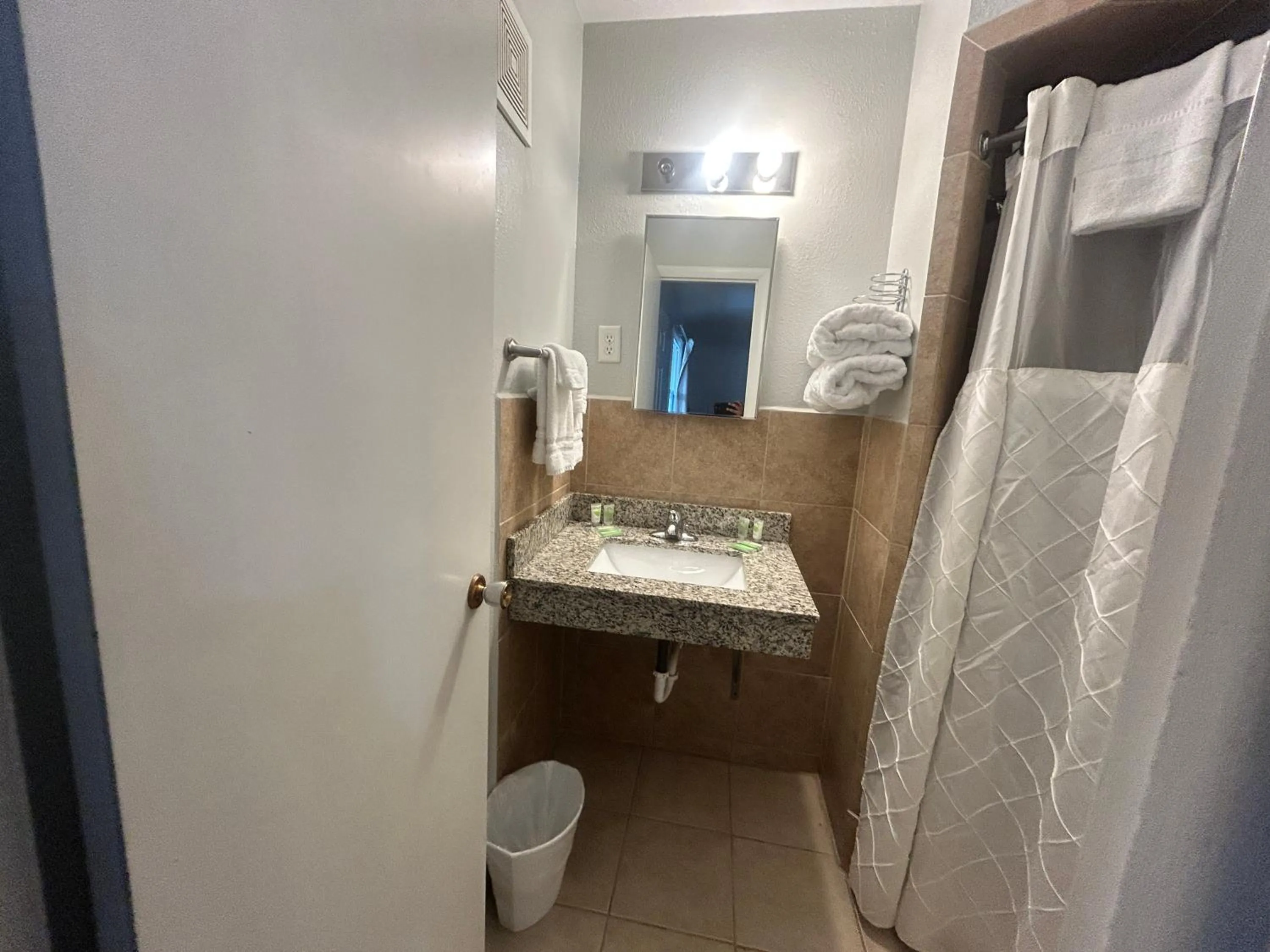 Bathroom in Budget Inn Oskaloosa US 63 Near Pella