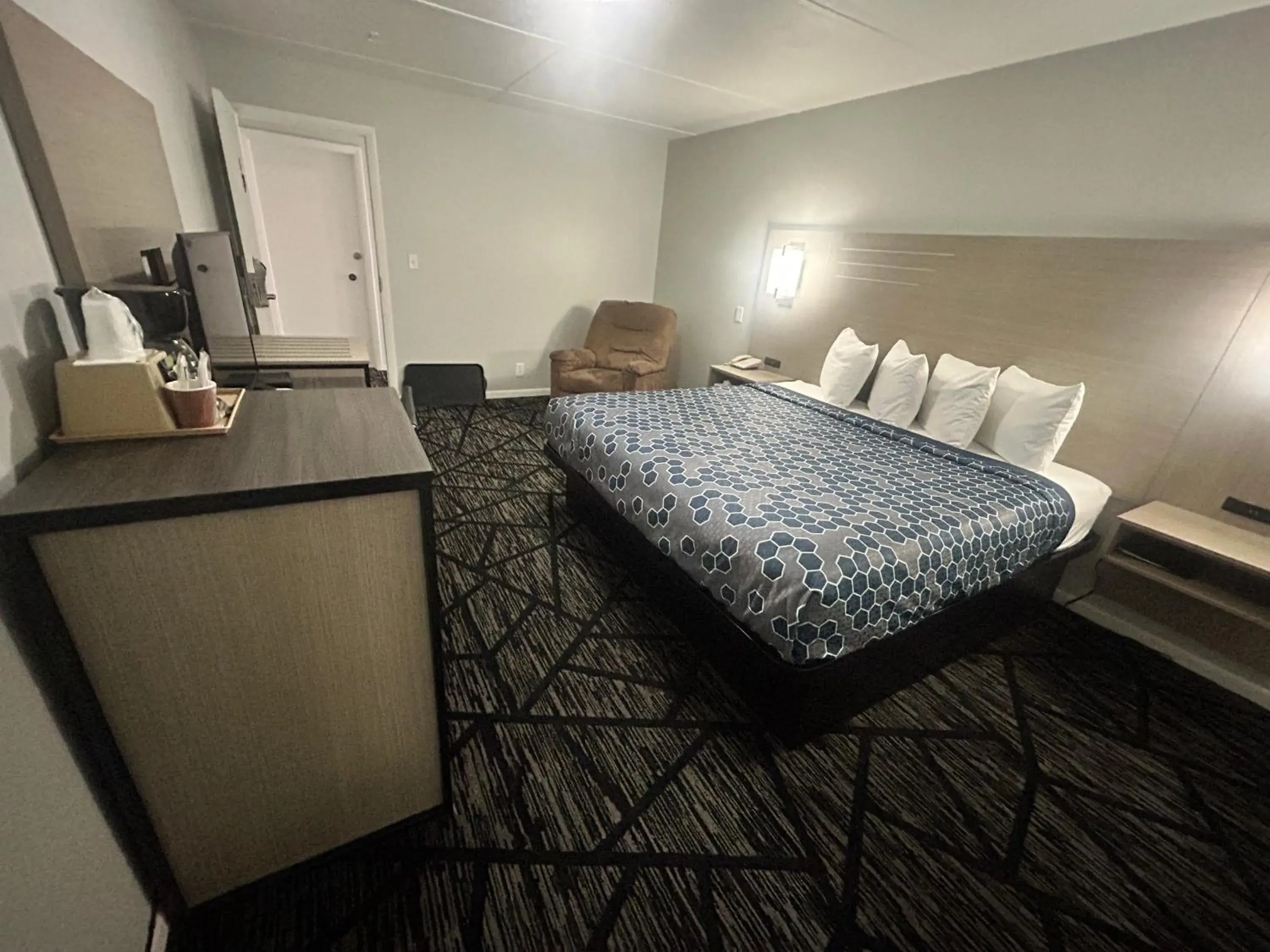 1 King Bed & 2 Queen Beds Non - Smoking in Budget Inn Oskaloosa US 63 Near Pella 1 King Bed & 2 Queen Beds Non - Smoking in Budget Inn Oskaloosa US 63 Near Pella