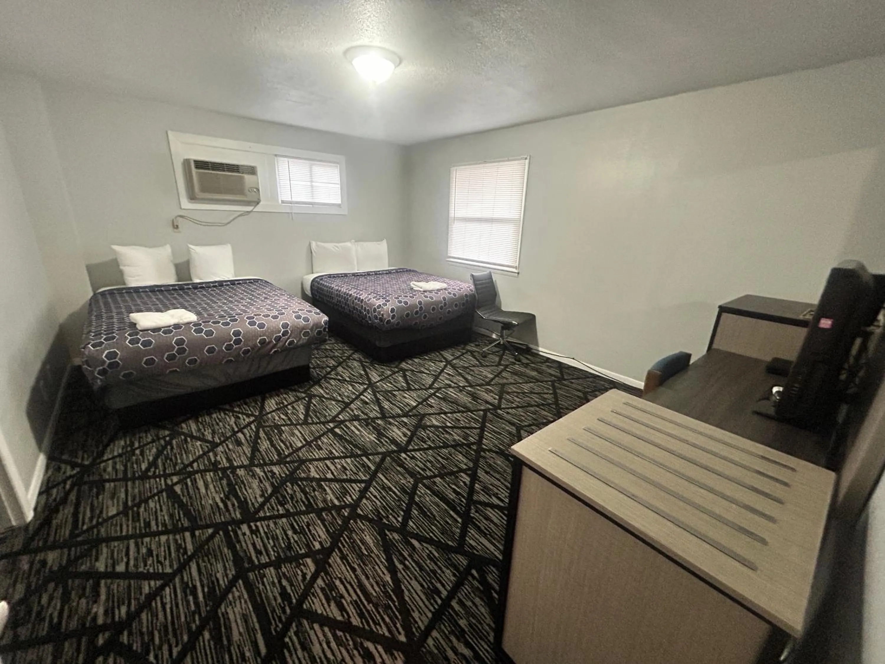 Bedroom, Bed in Budget Inn Oskaloosa US 63 Near Pella